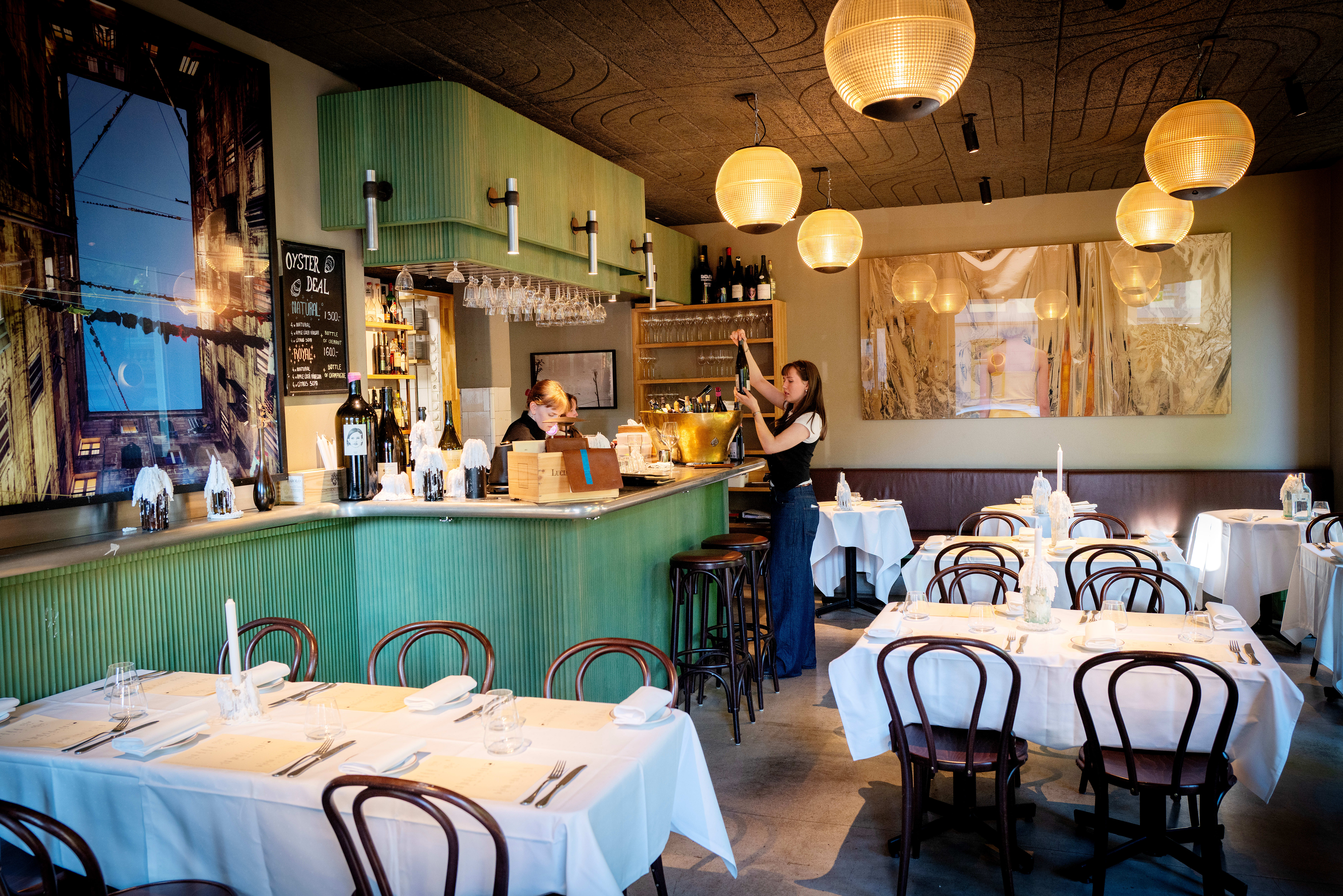  De enkle trebordene har fått hvite duker. 