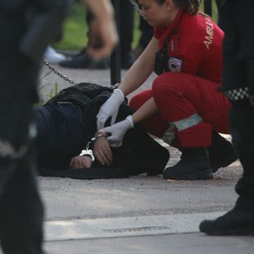 Mann med kniver jaget folk i Oslo. – Politibetjenter løp ut i alle retninger.