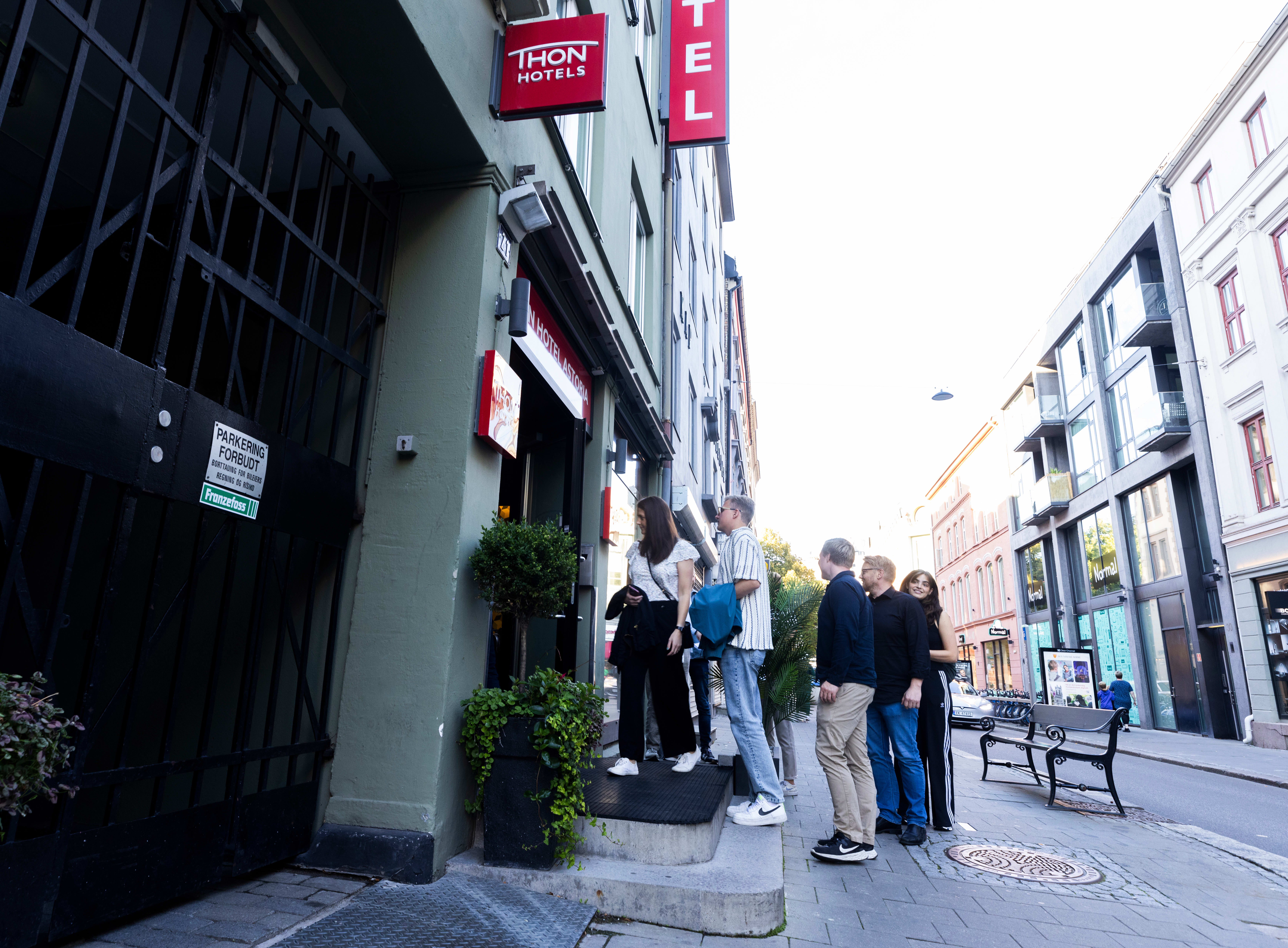 Gjengen må stå i kø for å komme inn i den bitte lille resepsjonen på Thon Hotel Astoria. 