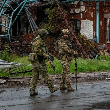 Et ukjent antall ukrainske soldater holder stand i stålverket. Nå beordres de til å gi opp for å redde egne liv.