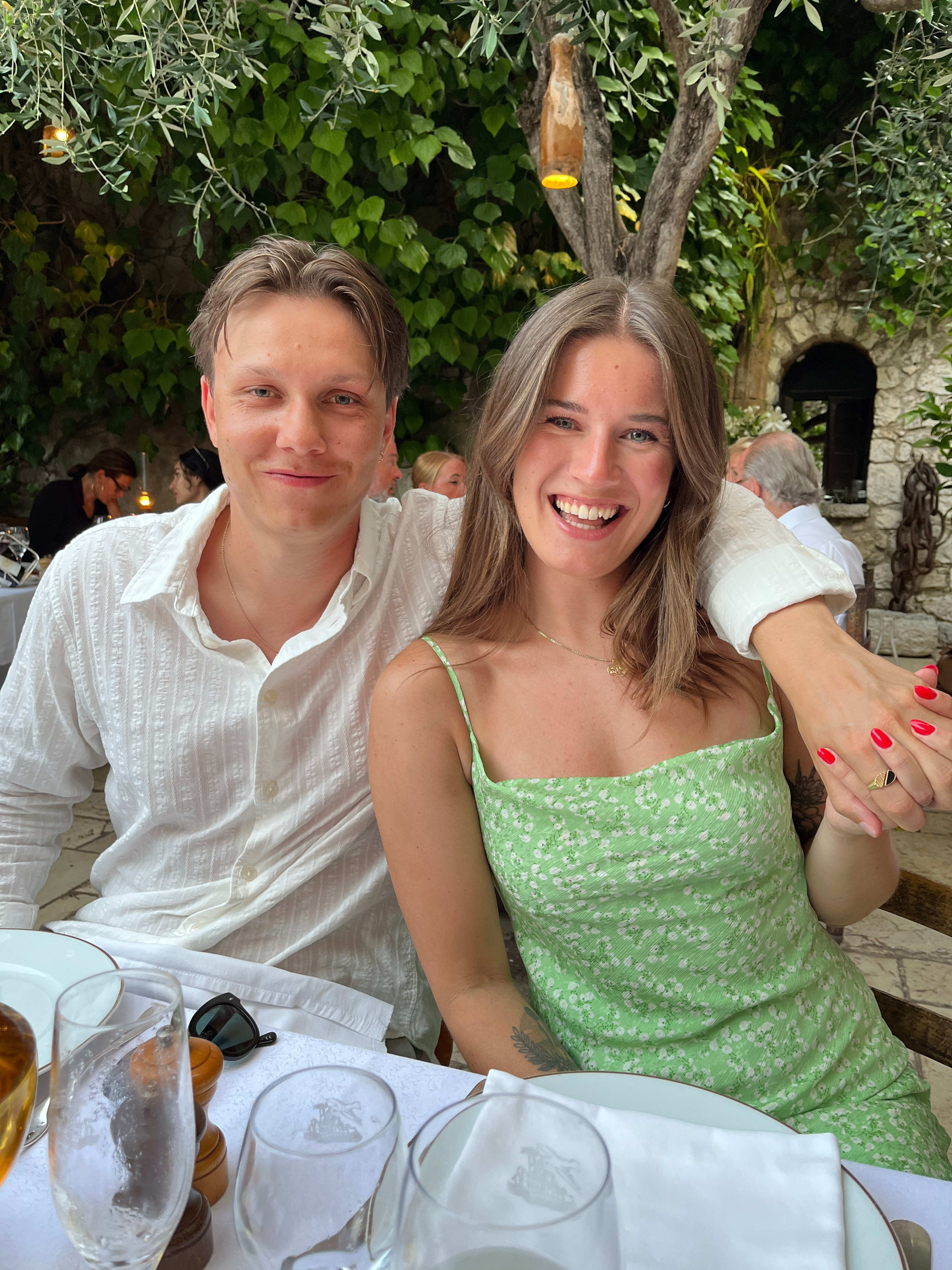 Matprofilene om det første møtet: Hun skal bare en kjapp tur innom festen. Så kommer han gående.