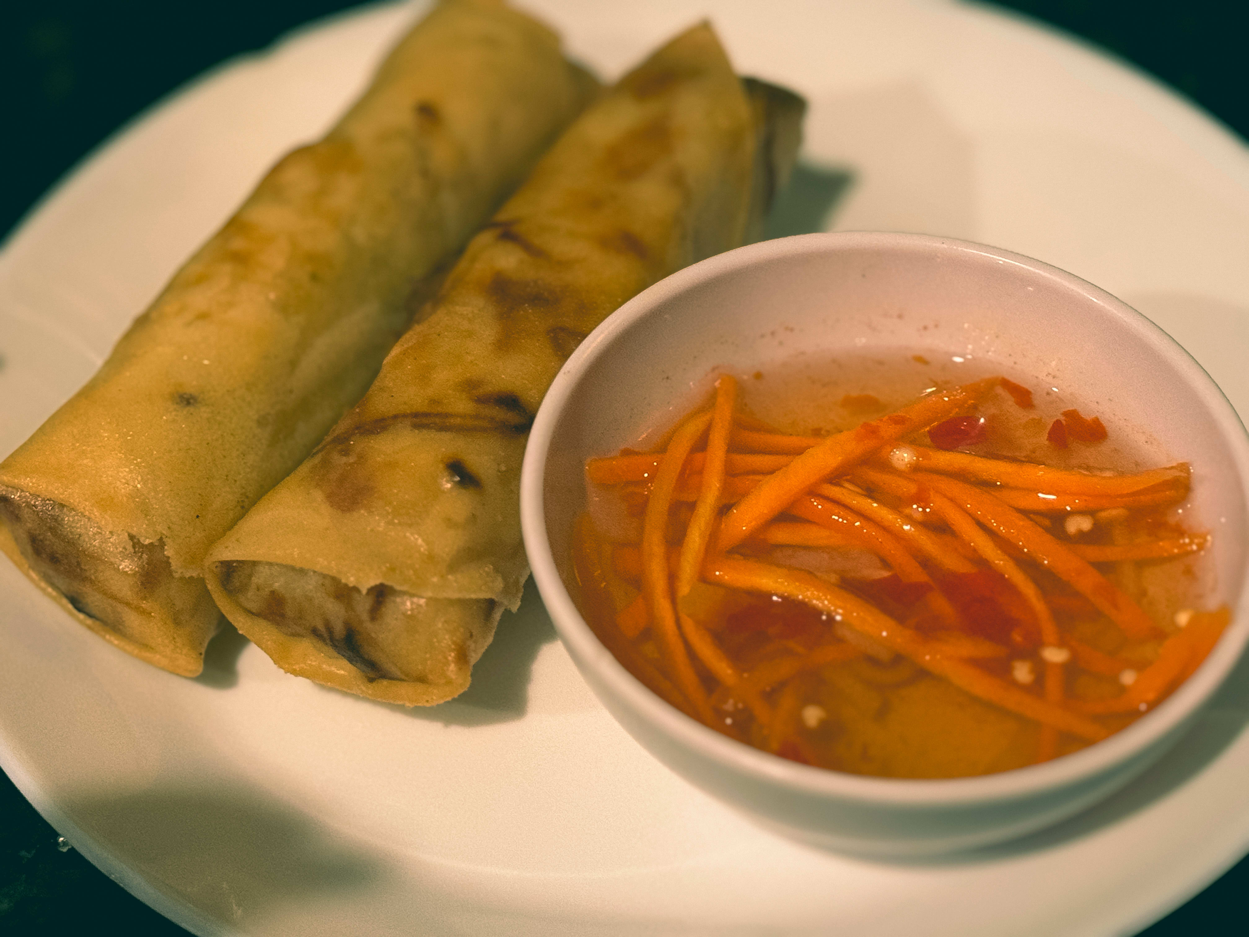 Friterte vårruller med dipp.