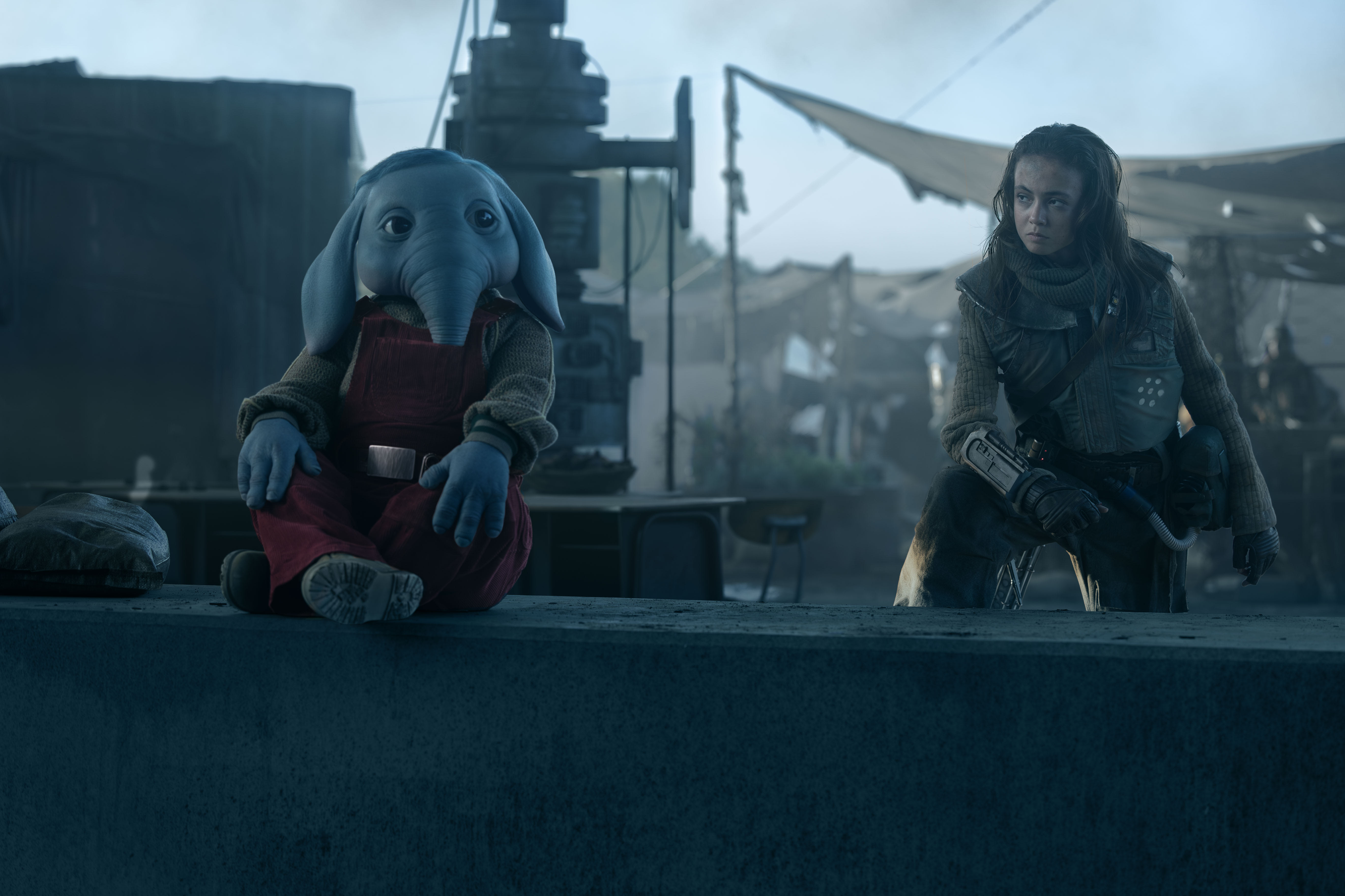 Nytt leketøy?  Neel (Robert Timothy Smith) og Fern (Ryan Kiera Armstrong)