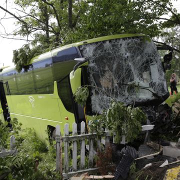 Kritisk for sjåfør etter bussulykke ved Hønefoss