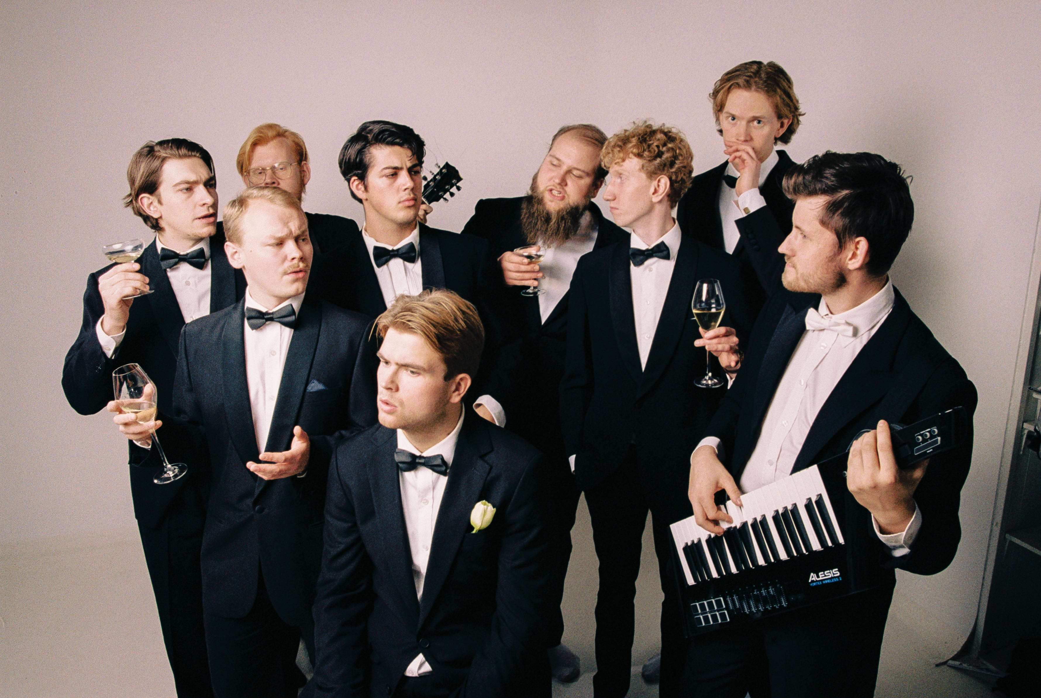 Unkt Hhønt setter opp showet «Döner på Oslo S» på Nieu scene i juni. De beskriver det som en forestilling om syv skrøner på sentralbanestasjonen. 