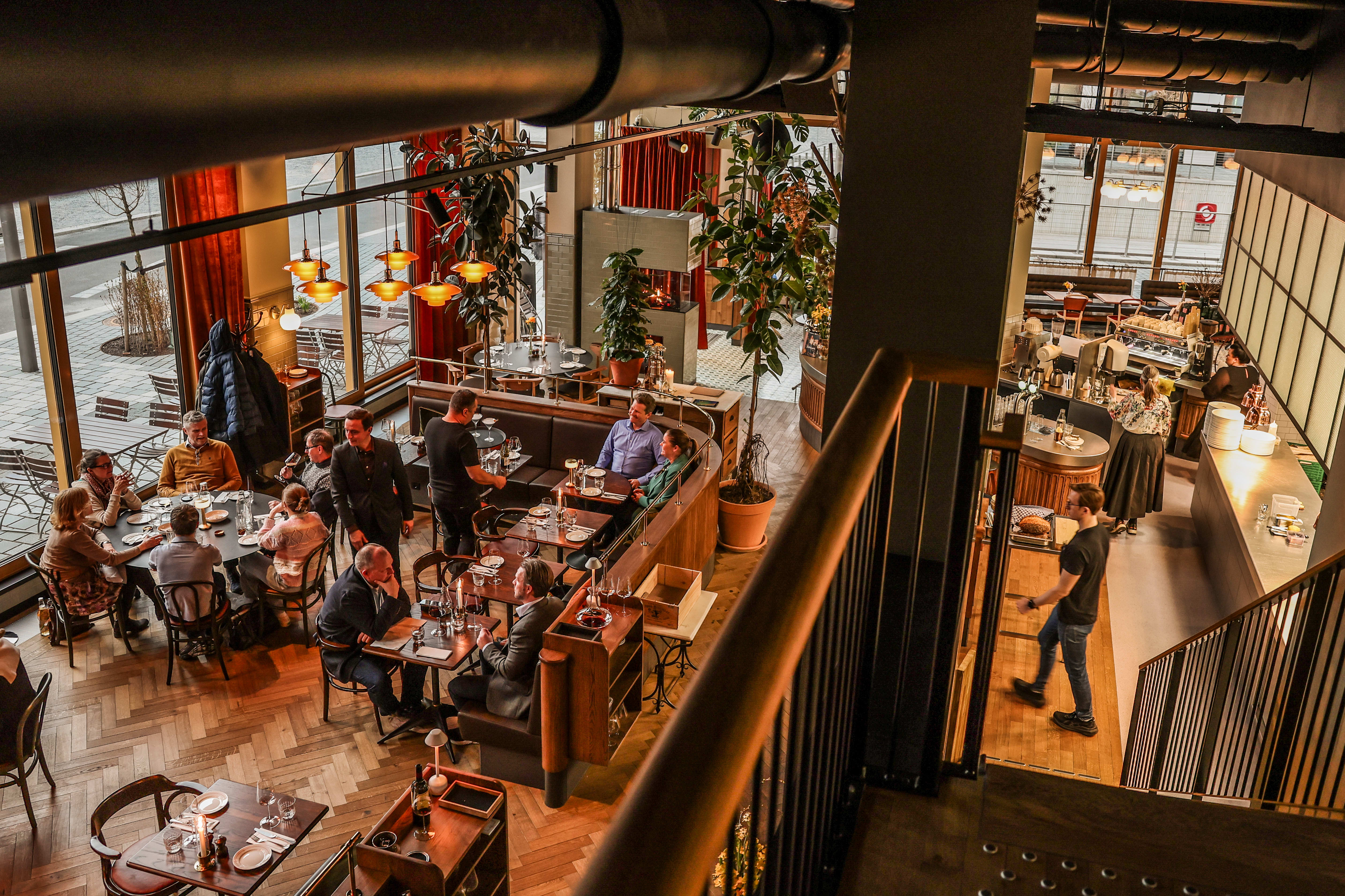 Stor restaurant med masse fargerike bilder hos Lutlaget.