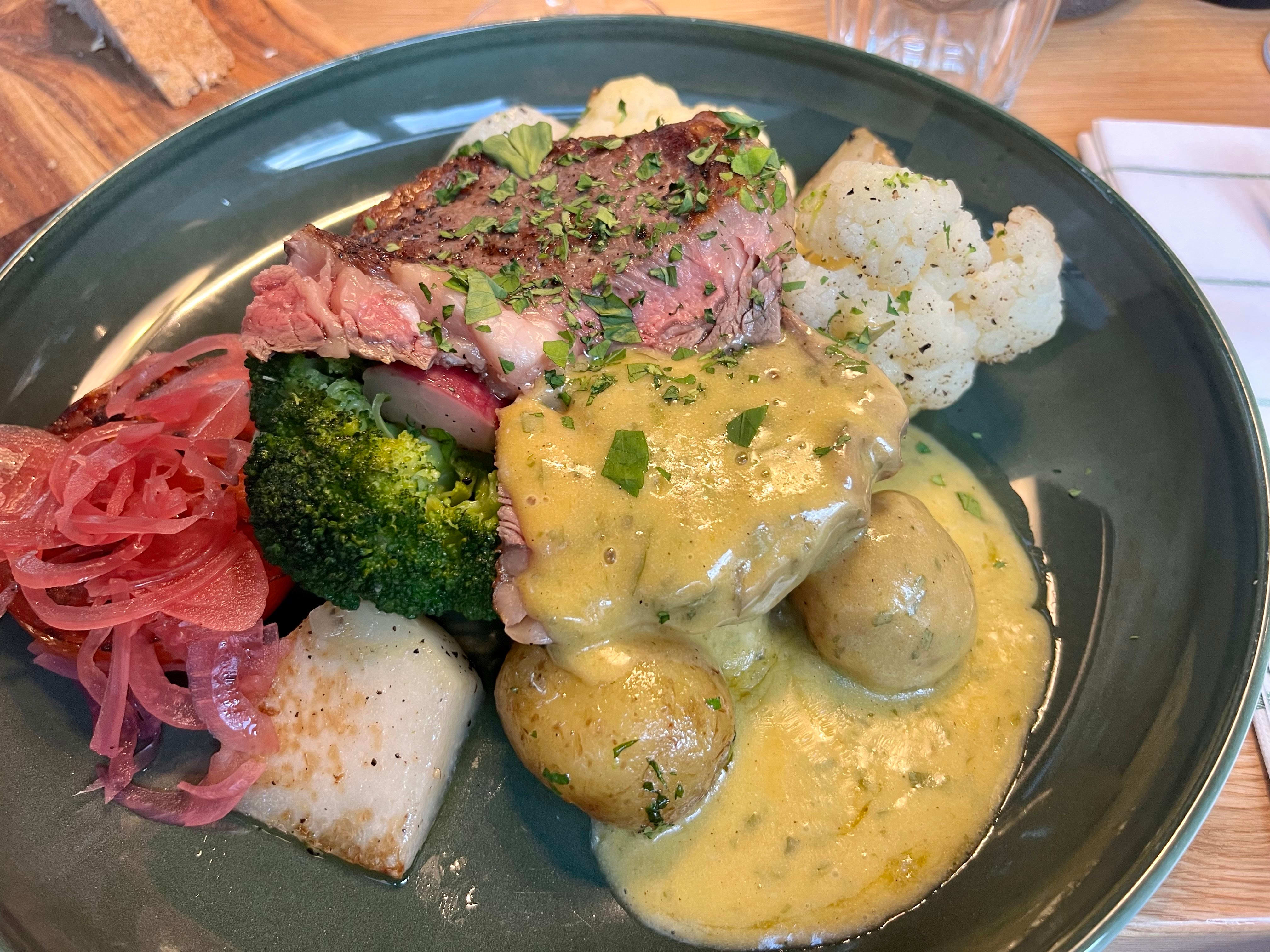 Entrecôten er delt i to når den serveres. Det ser bare rart ut. 