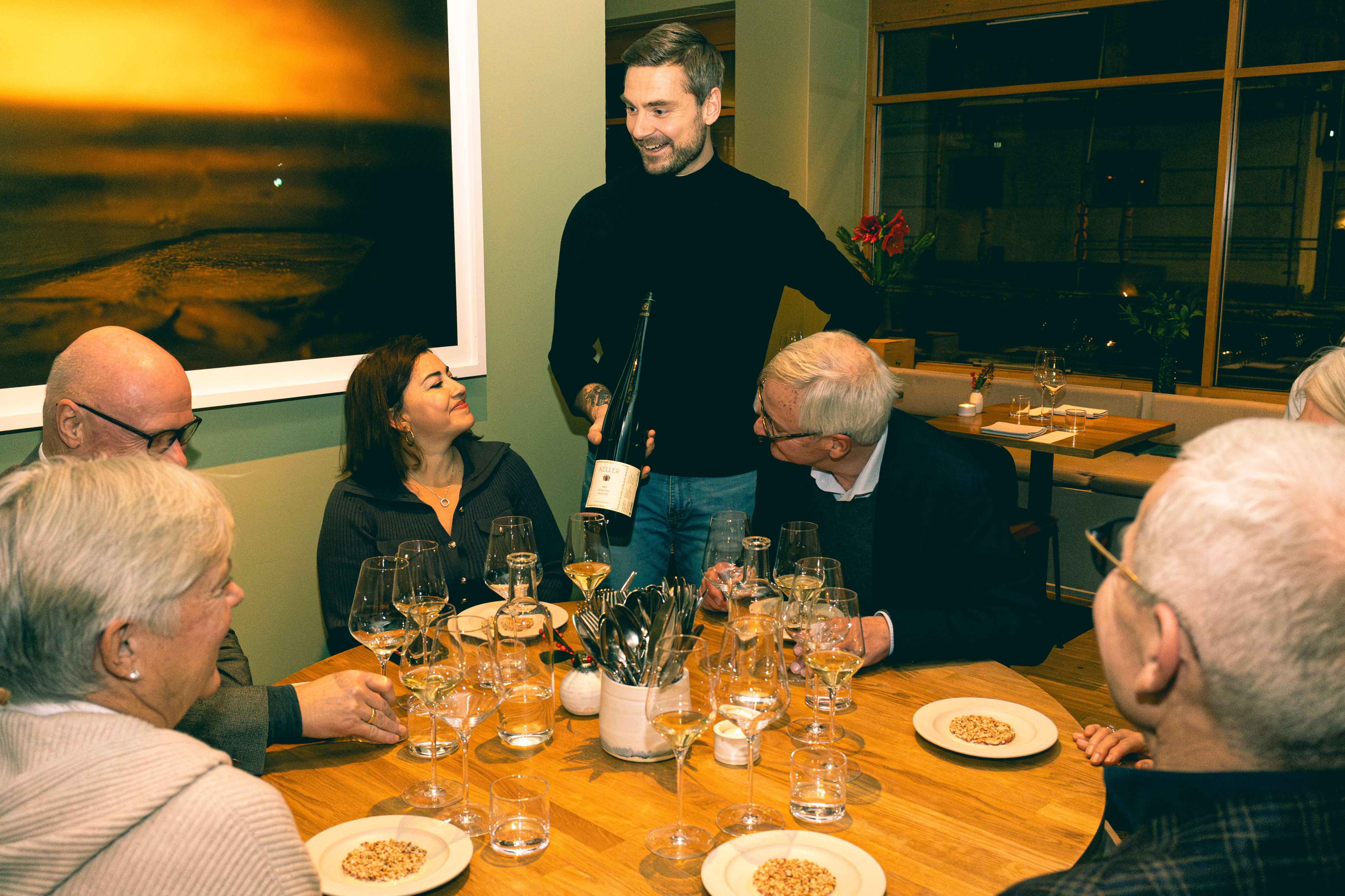 Restaurantsjef Erlend Lehland er også utdannet sommelier. 
