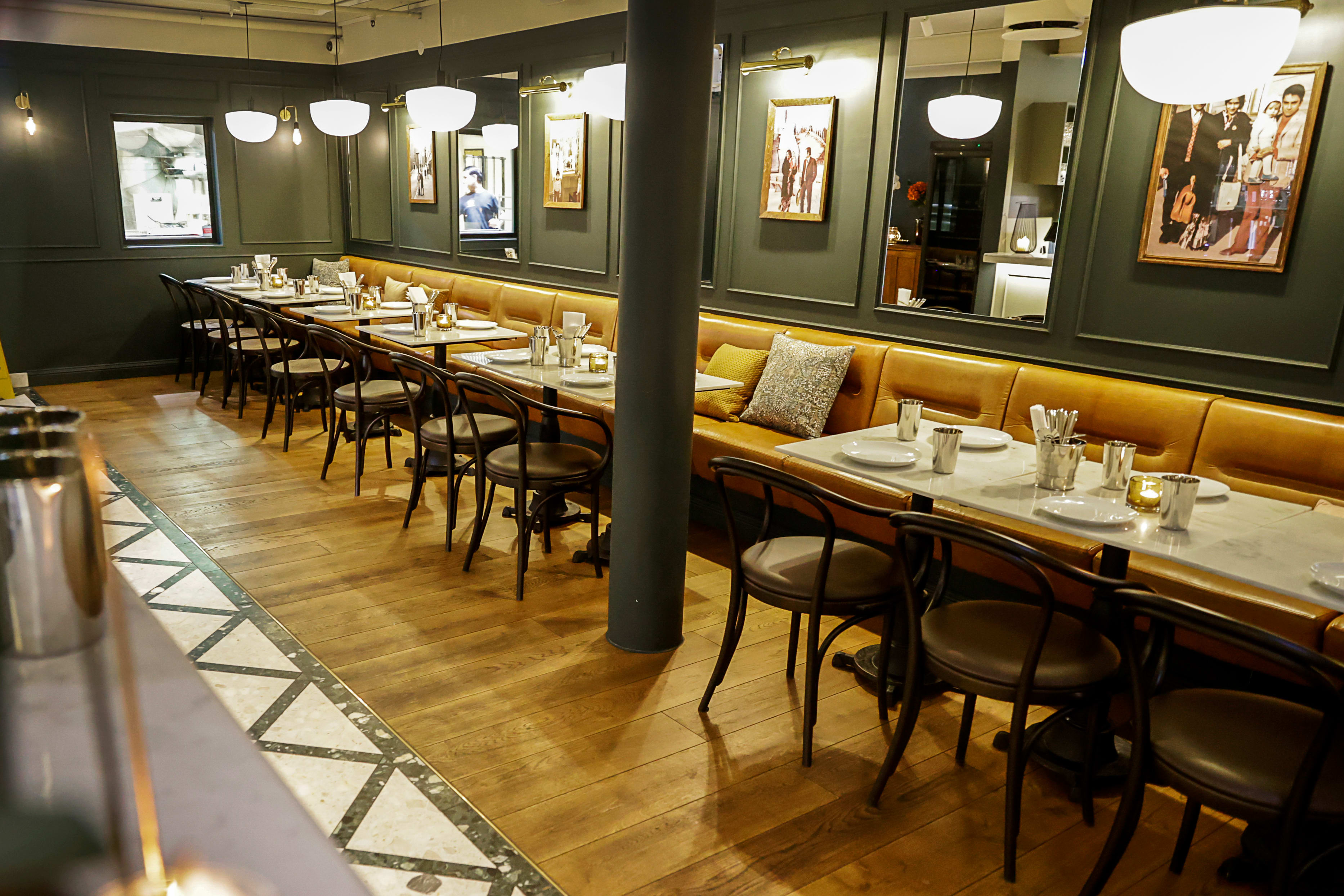 Interiøret er ikke slik man forventer av indiske restauranter i Norge, men ganske moderne og stilrent. Jeg synes atmosfæren i restauranten er god. 