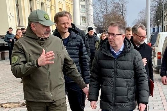 Forsvarsministeren var i Kyiv fredag. Norge gir mer luftvern til Ukraina.
