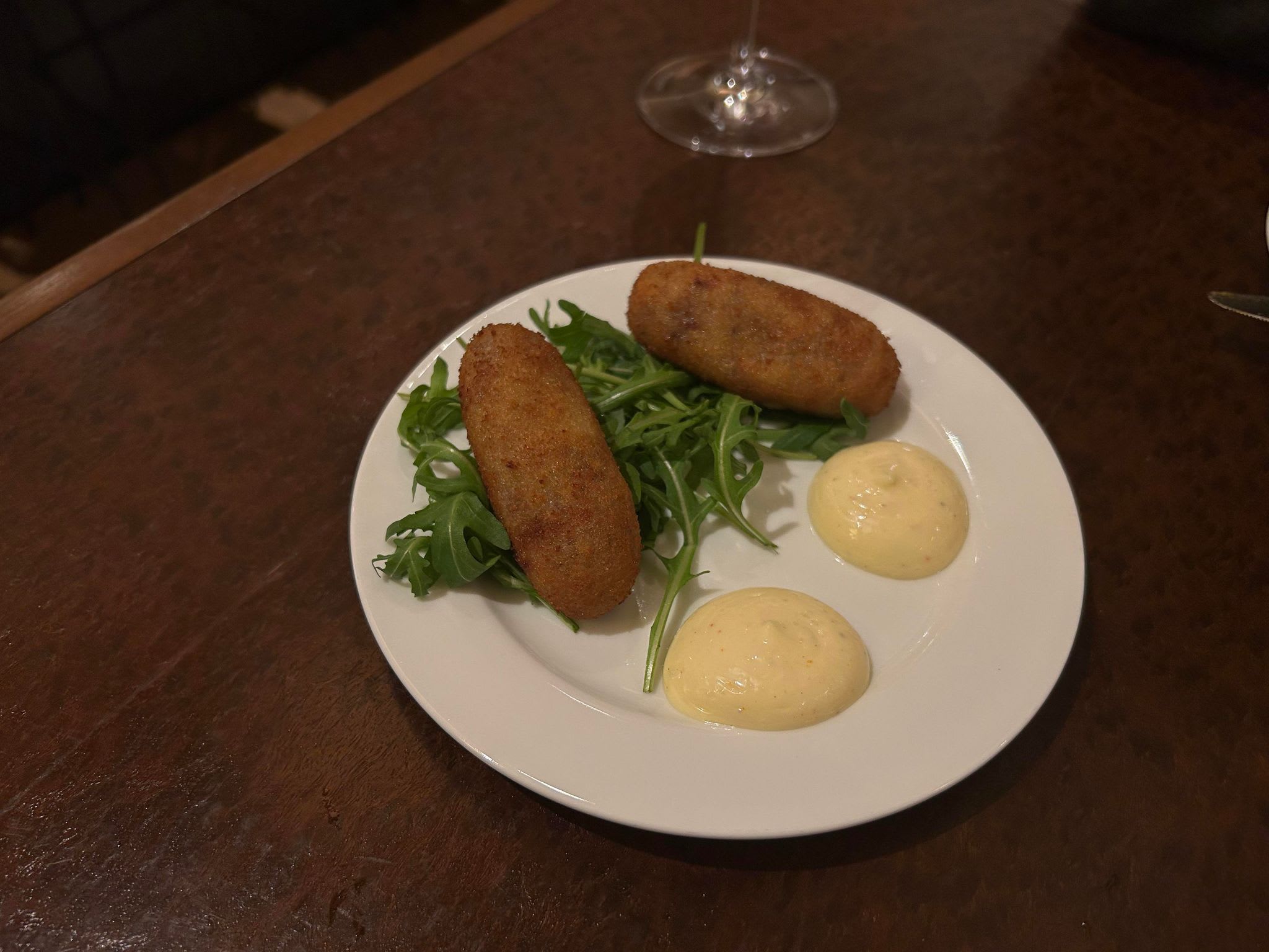 Croquetasene blir for tunge og ubalanserte. Her er det for mye fett og for lite syre eller friskhet. 