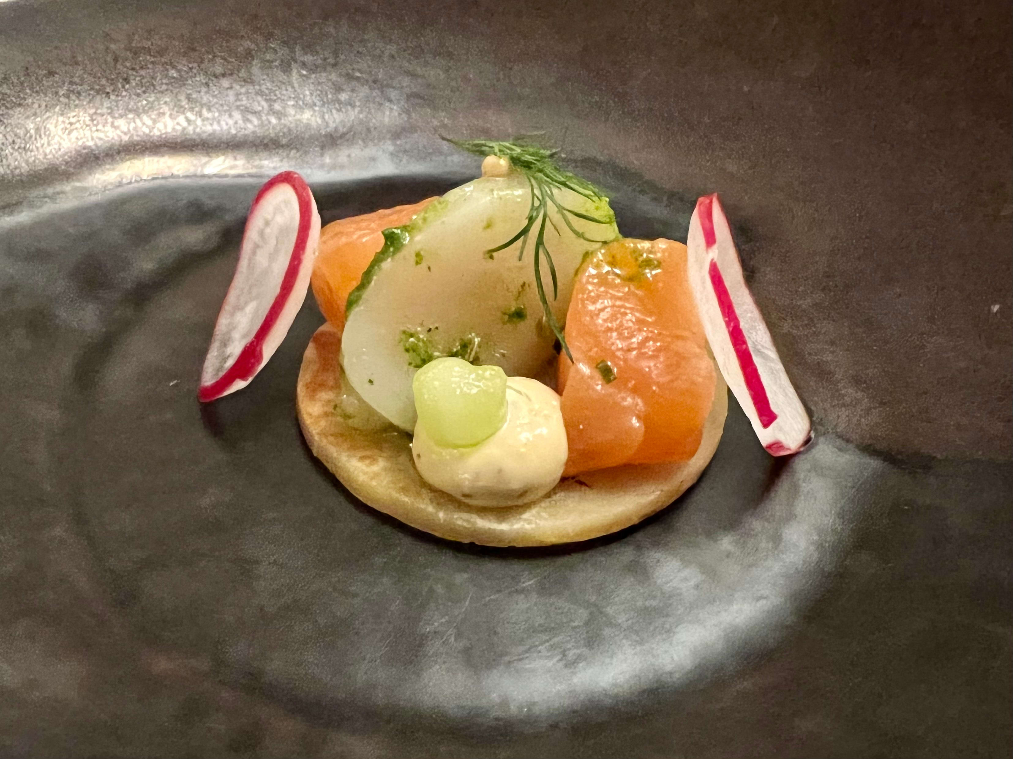 Miniatyrlefse med laks, kamskjell, reddik og agurk. 