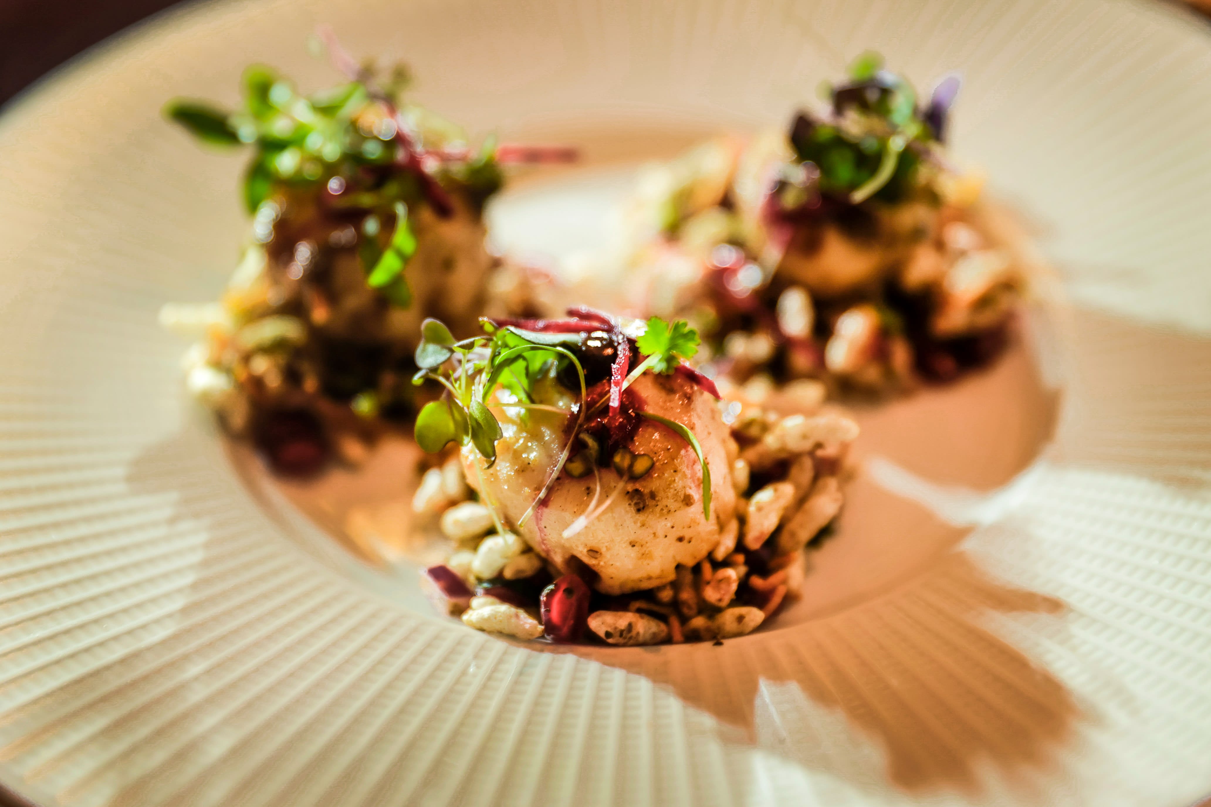 Kamskjell med puffet ris og en spenstig saus.