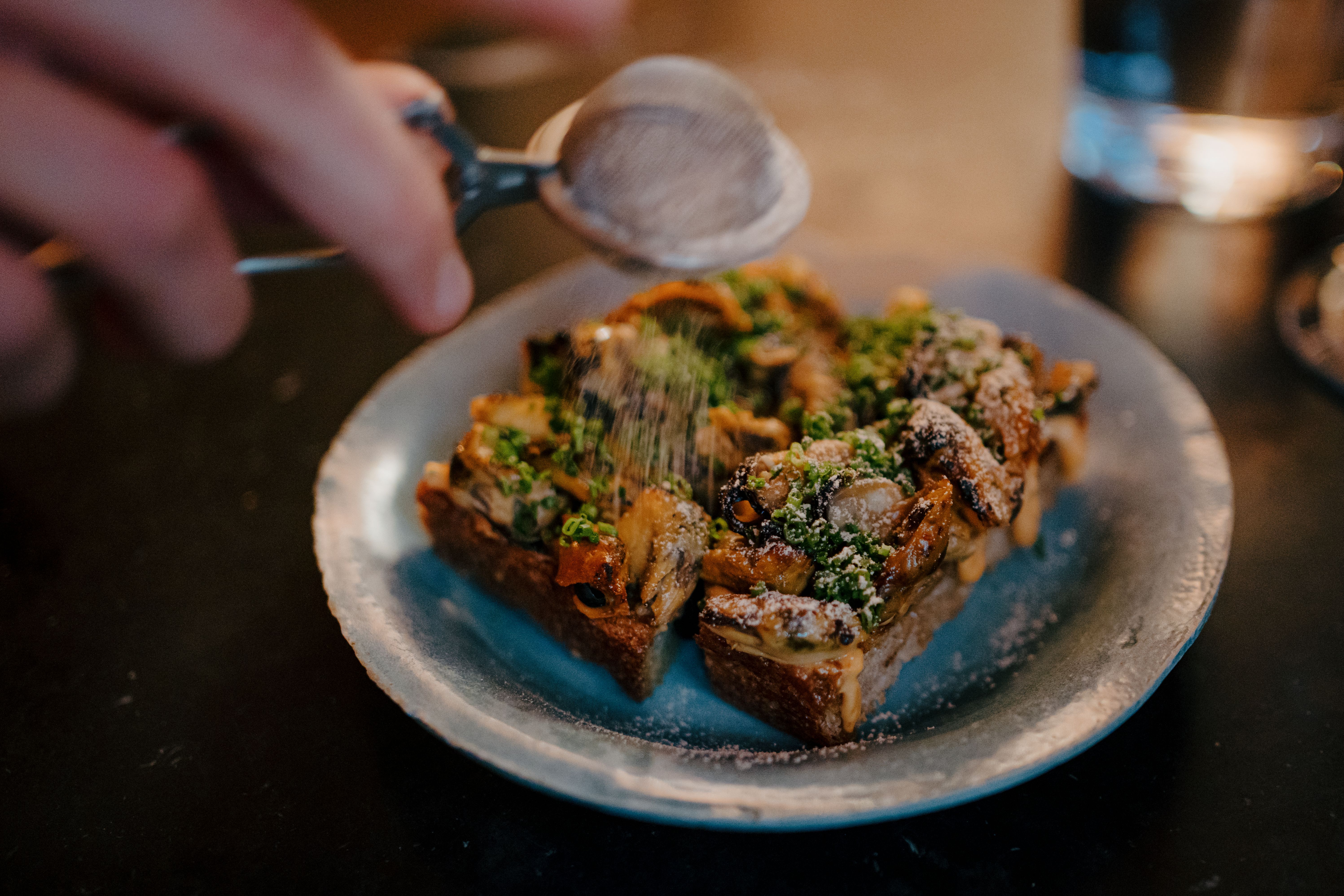 Blåskjelltoasten har vært på menyen siden åpningen. Dette er en signaturrett for en grunn.