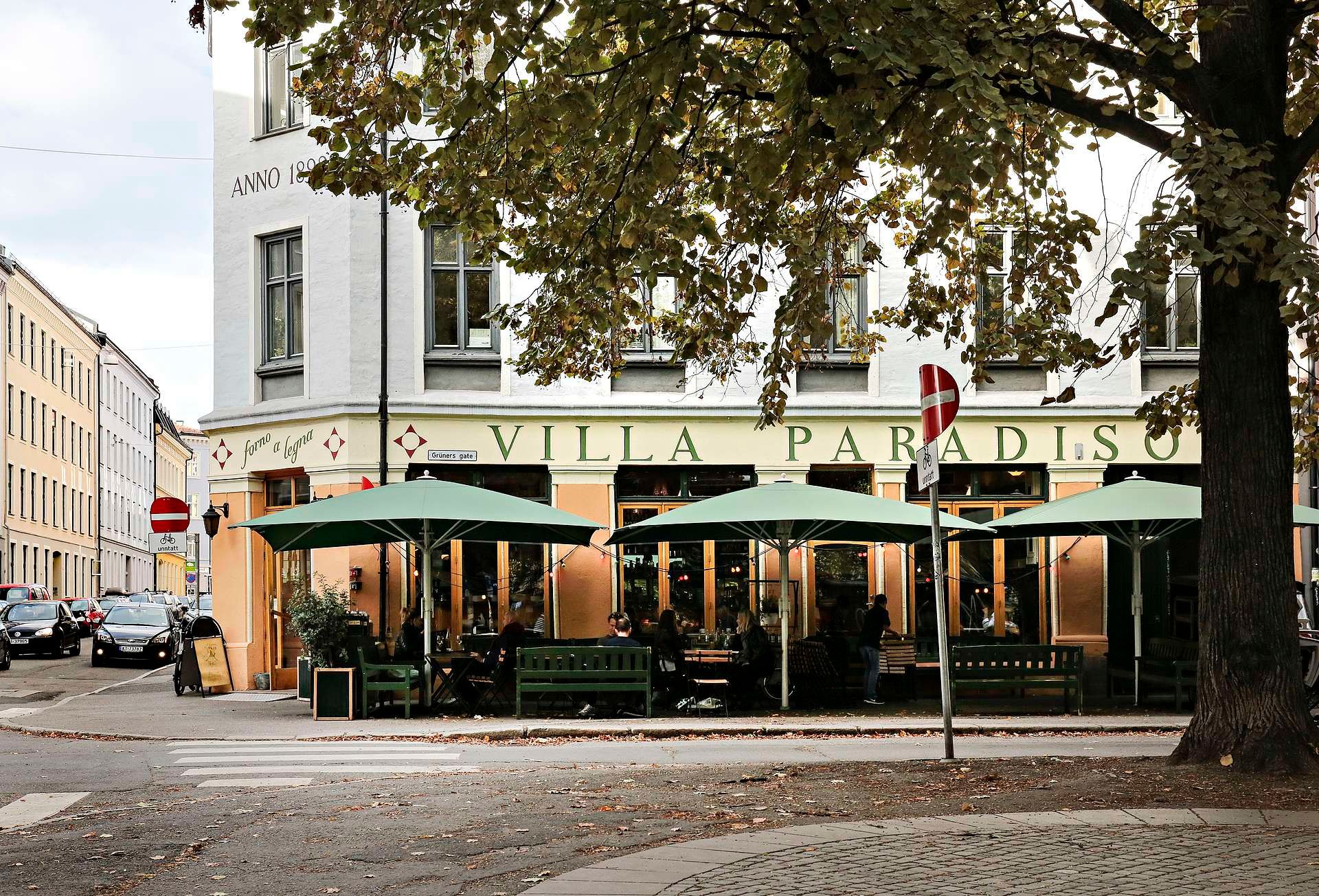 Restauranten ligger på Olav Ryes Plass 8.