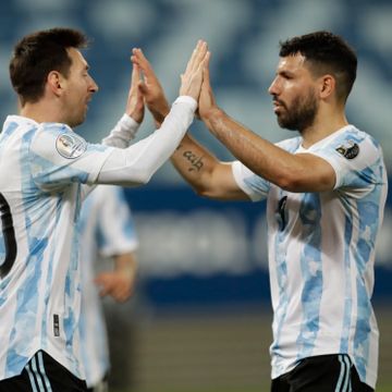 Argentina klare for kvartfinale etter Messi-dobbel