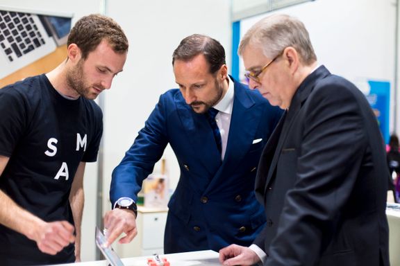 Prince Andrew og kronprins Haakon tester norsk selskapers nyvinninger for klasserommet
