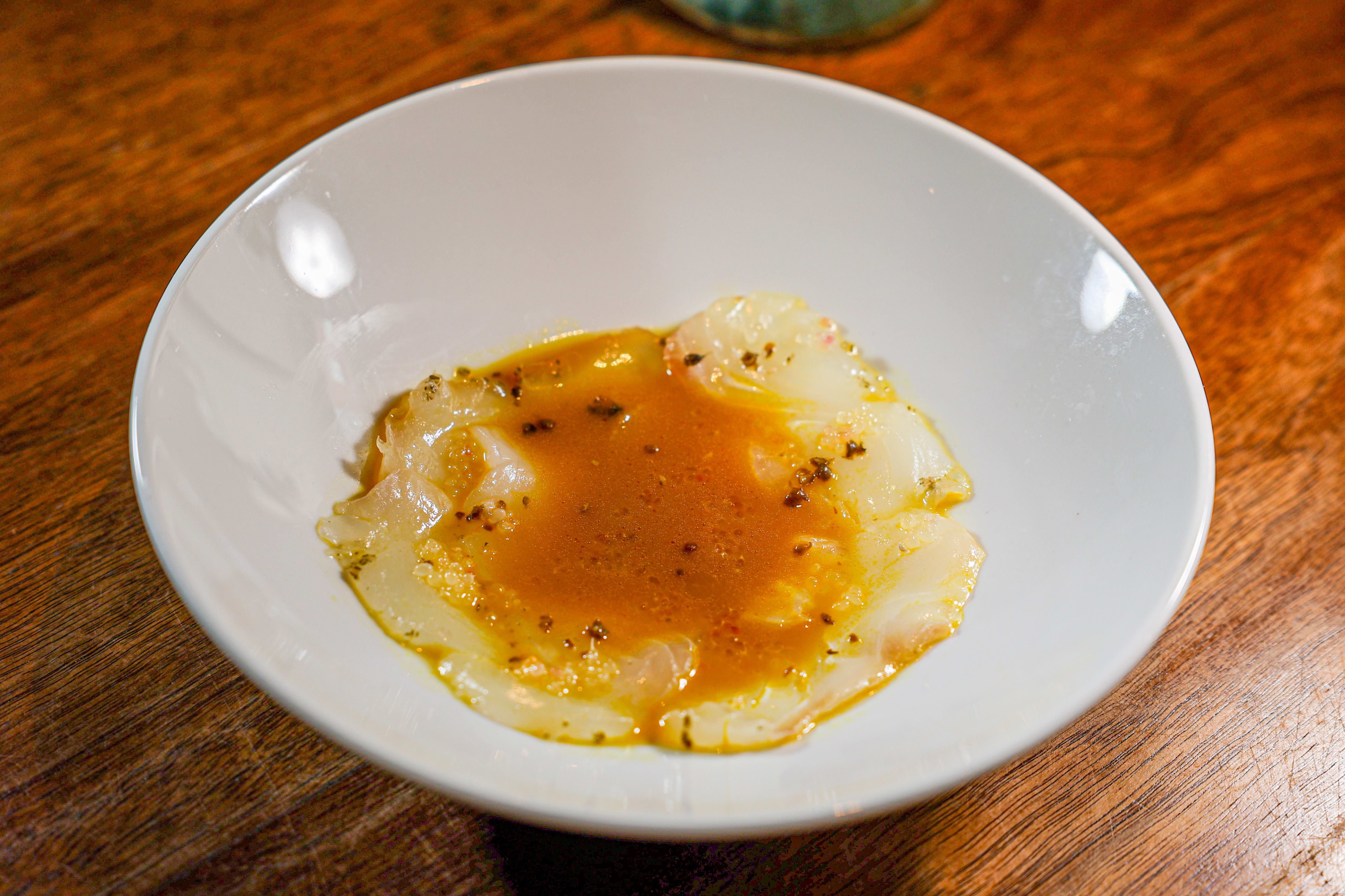 Rå kveite med sjøgress (kombu) serveres med laksa curry. En av kveldens desiderte høydepunkter.