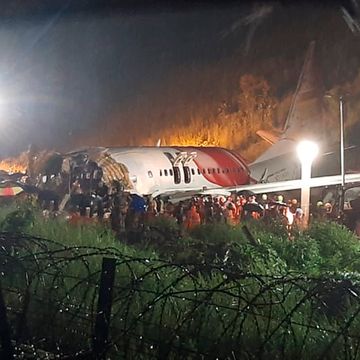 Fly med nær 200 personer havnet i grøften i India