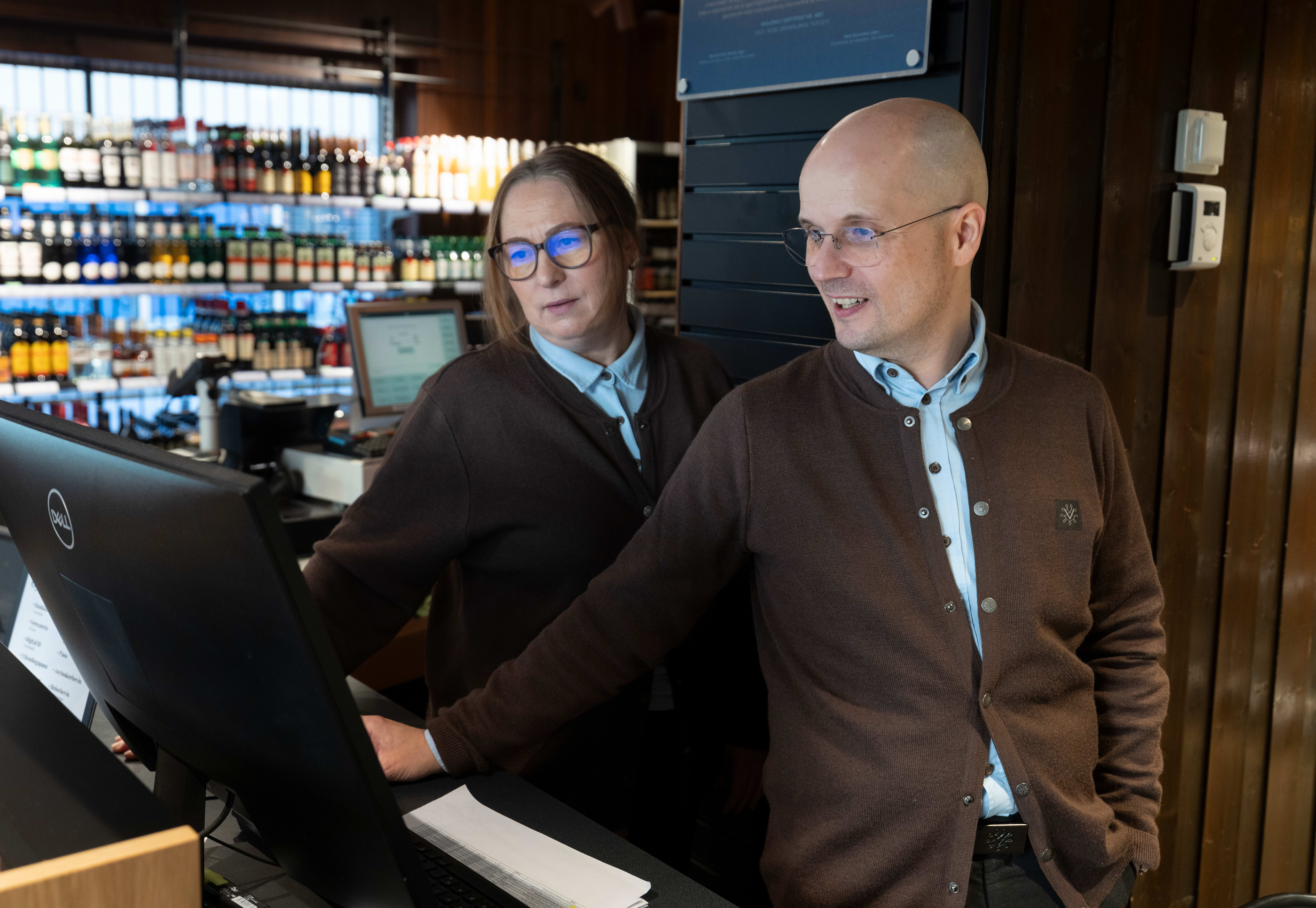 Nestleder Sissel Sandvold og butikksjef Kim Reinholdtsen ved Vinmonopolet Grünerløkka.