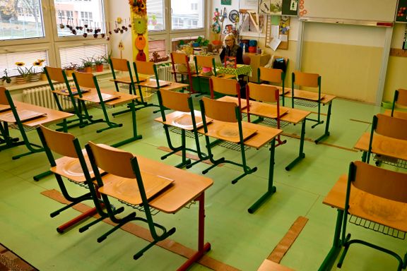Frykter rask omikronsmitte blant barn. Nå tømmes klasserommene igjen flere steder i Europa. 