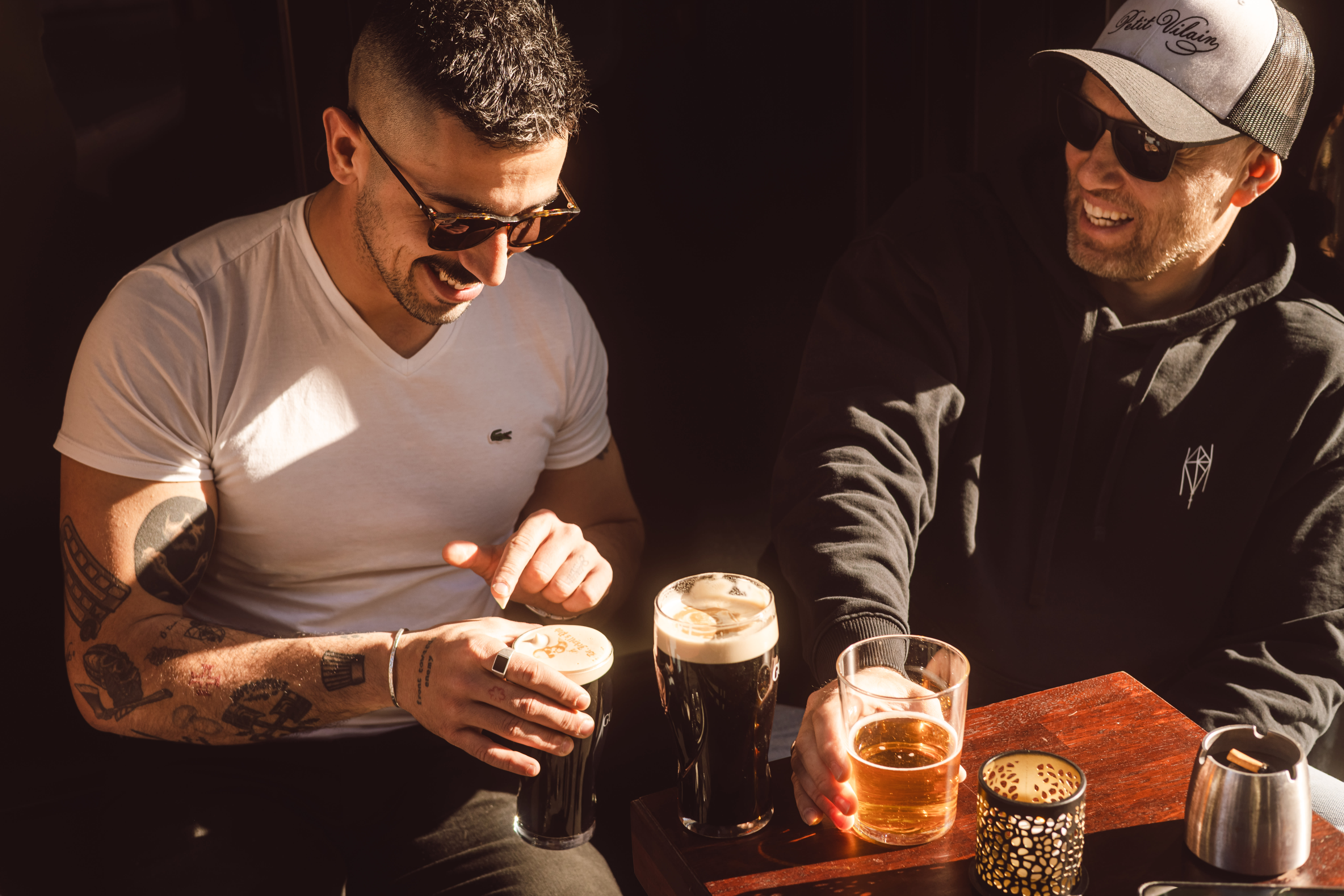 Carlos de Medeiros (til venstre) driver restauranten Bar Amour.