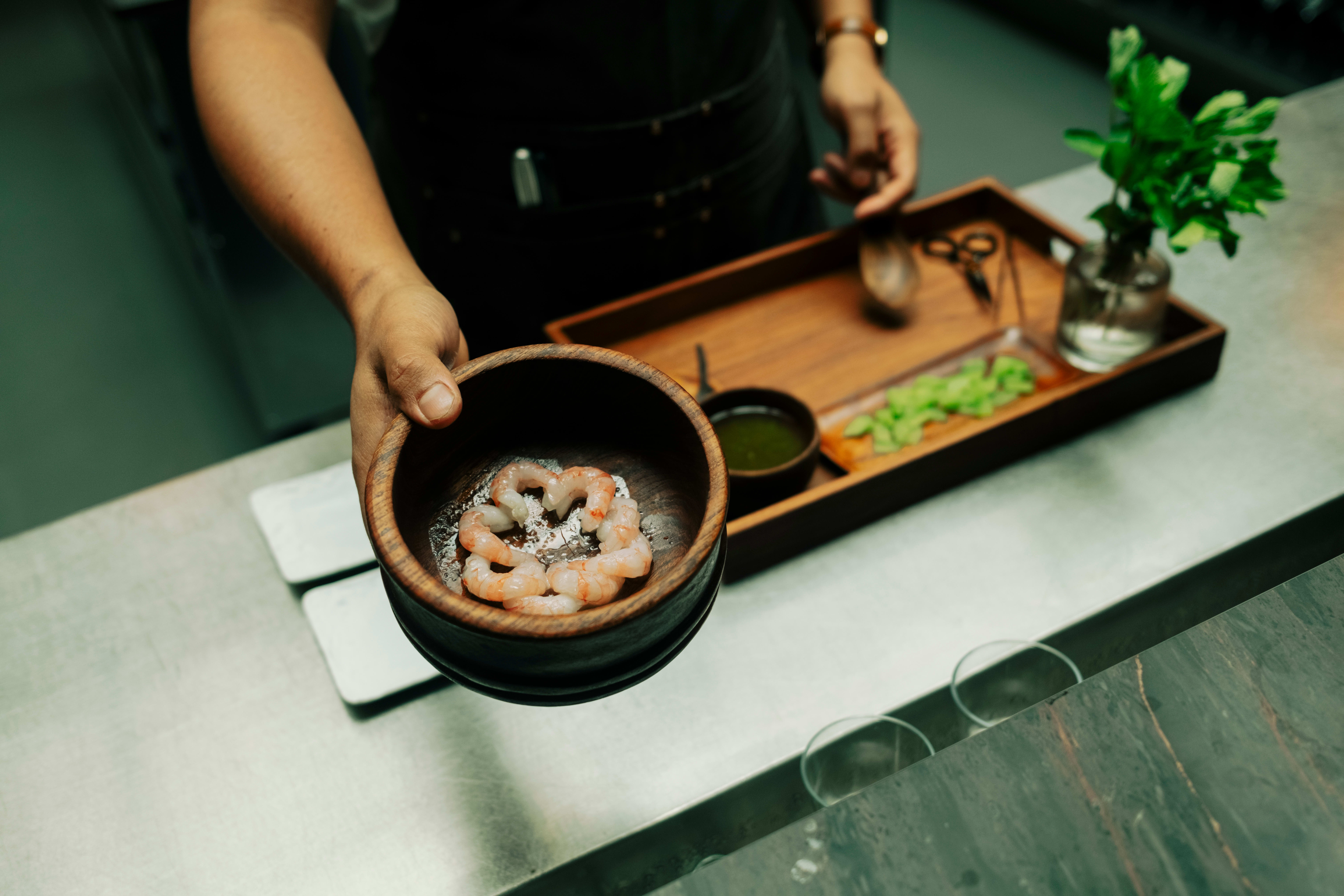 Rå reker med thaivinaigrette og bittermelon. 