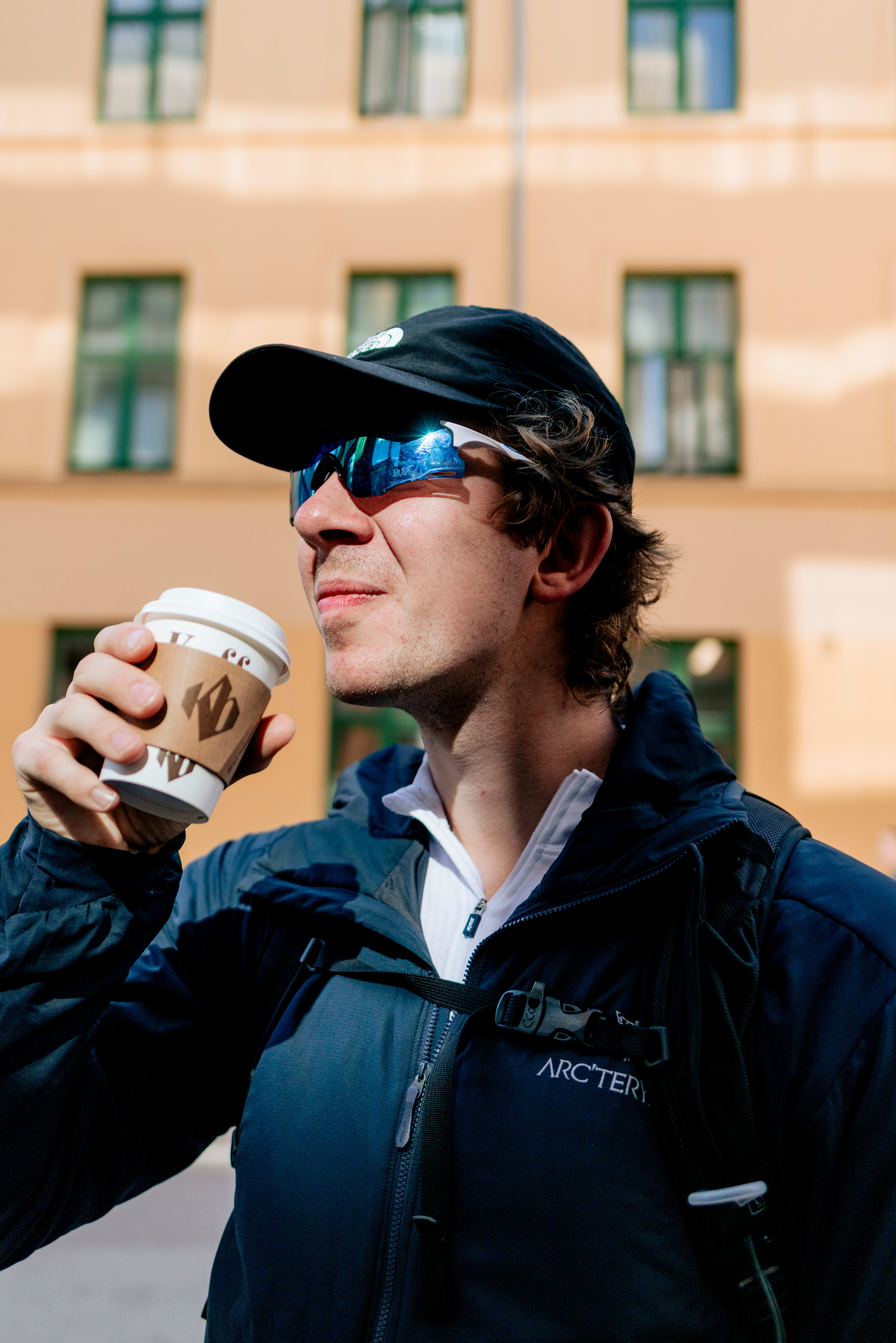 Henrik Schatvet forteller at han ikke er så ulik karakteren han gjør narr av. 