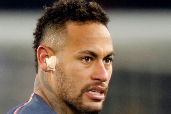 Neymar fratatt kapteinsbindet