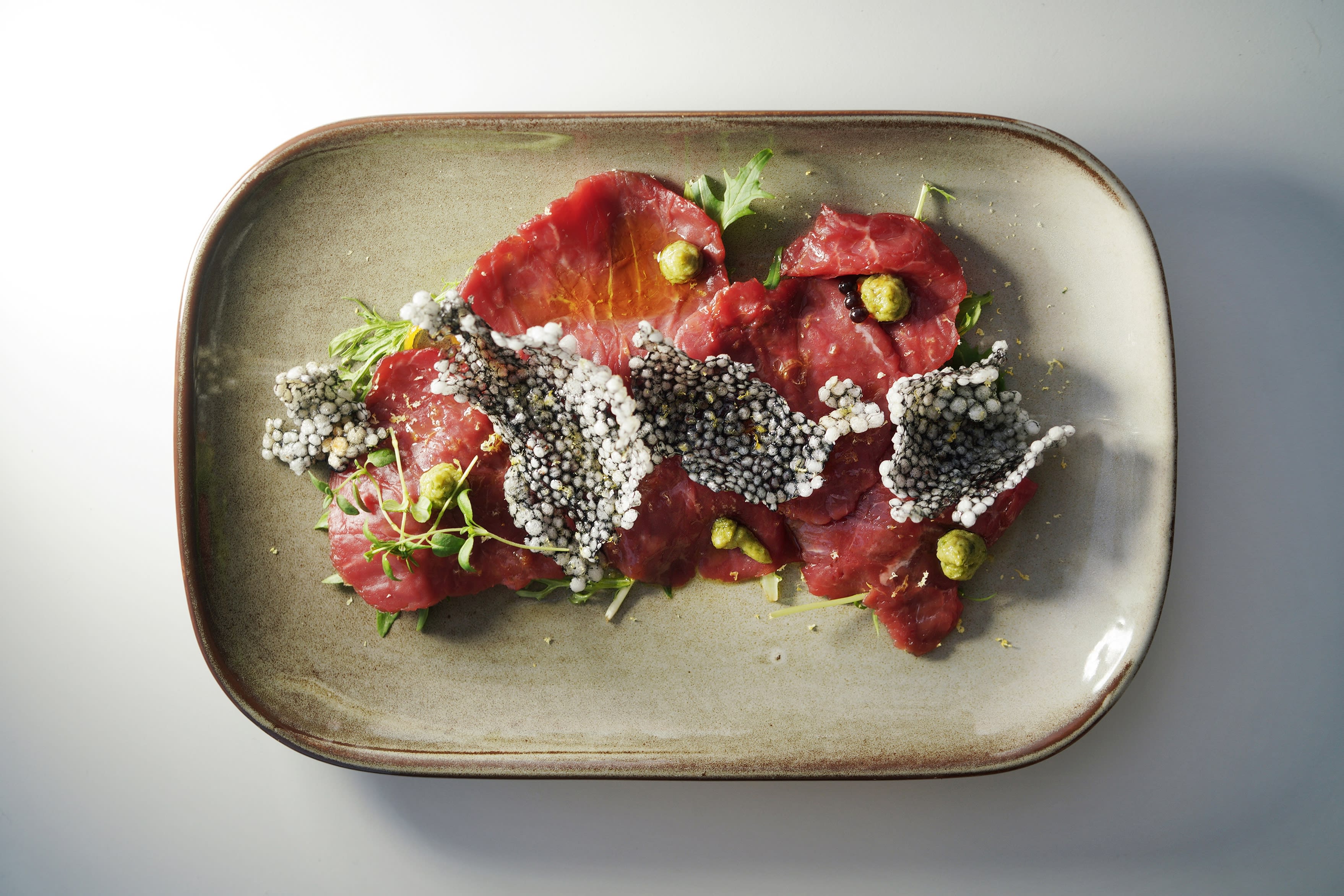 Carpaccio med tapiokachips. 