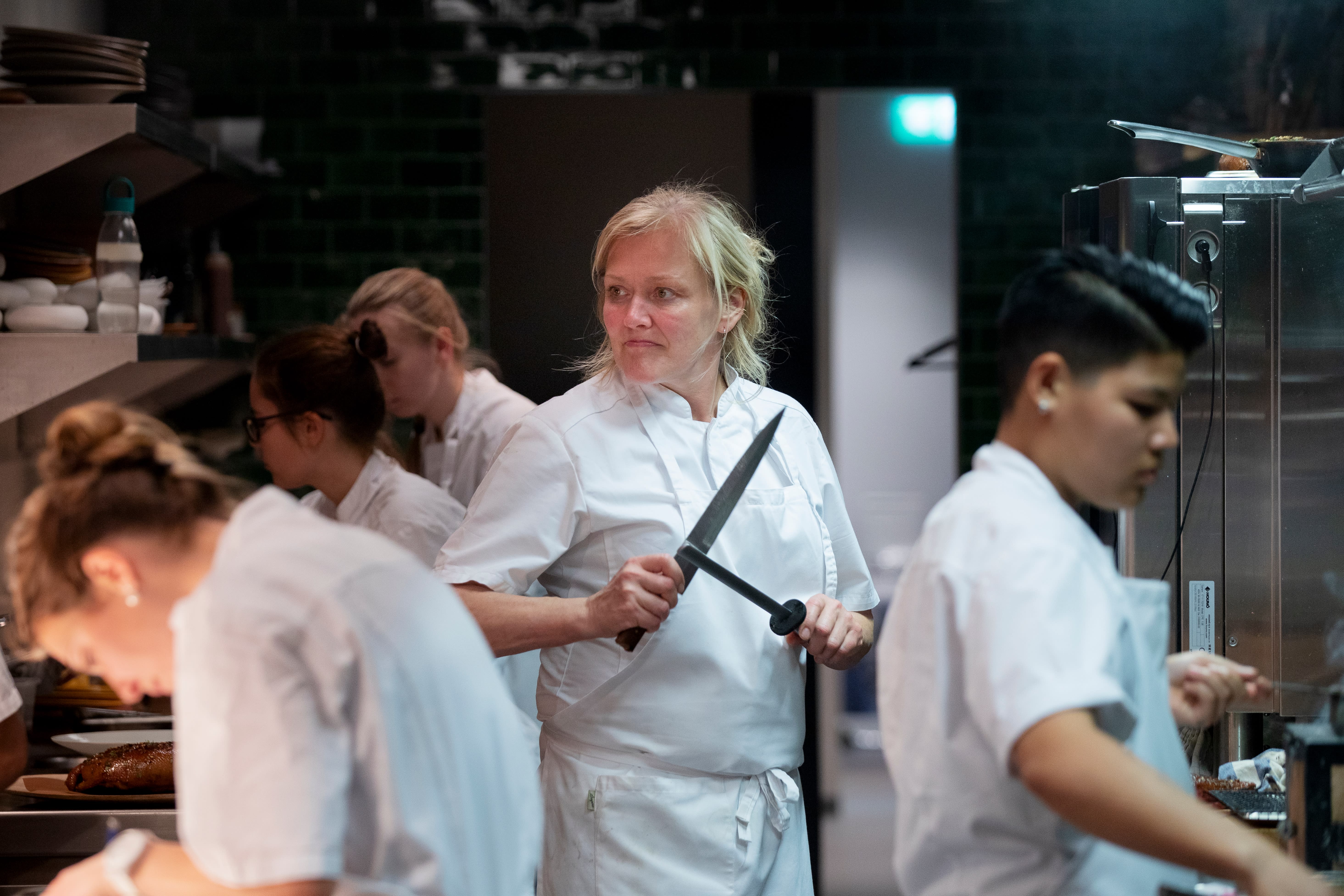 Heidi Bjerkan driver restauranten Credo i Trondheim. Hun var den første kvinnelige kokken til å få en Michelin-stjerne i Norge.