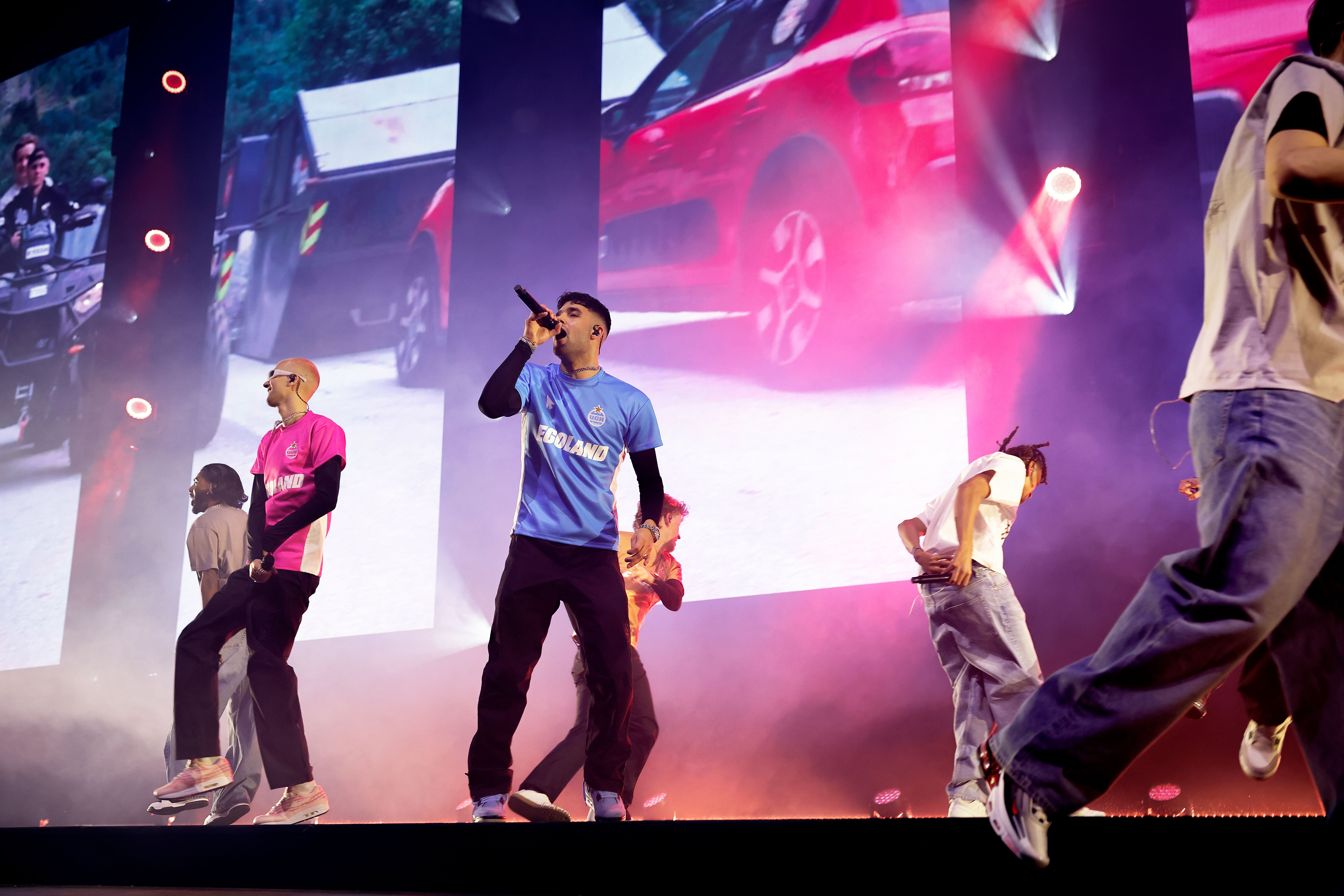 Undergrunn i egne fotballdrakter fra konsert i Spektrum.