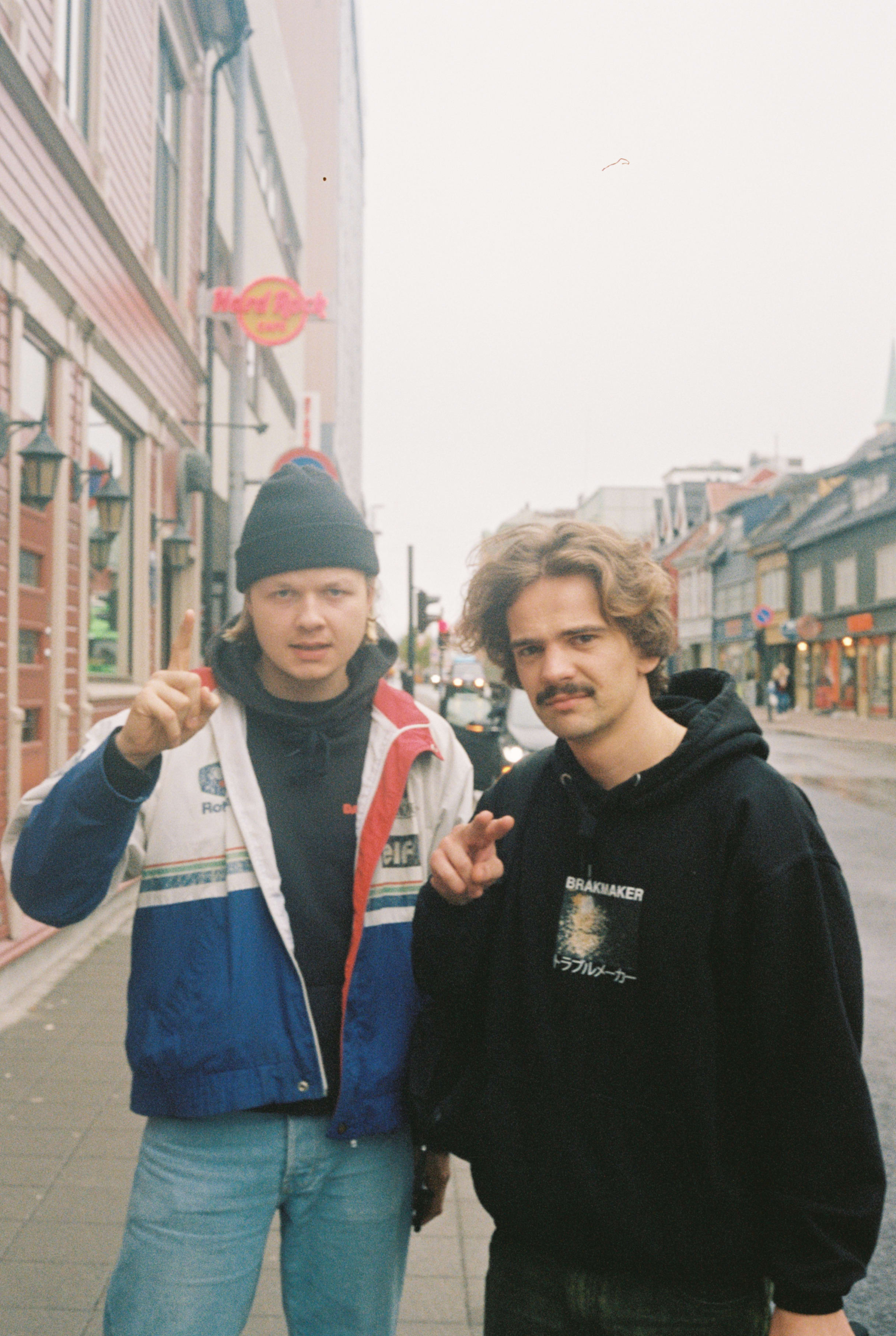 «brenn.» består av duoen Edvard Smith Save (venstre) og Rémy Malchère Pettersen (høyre). På genseren til høyre kan man skimte spybildet. 