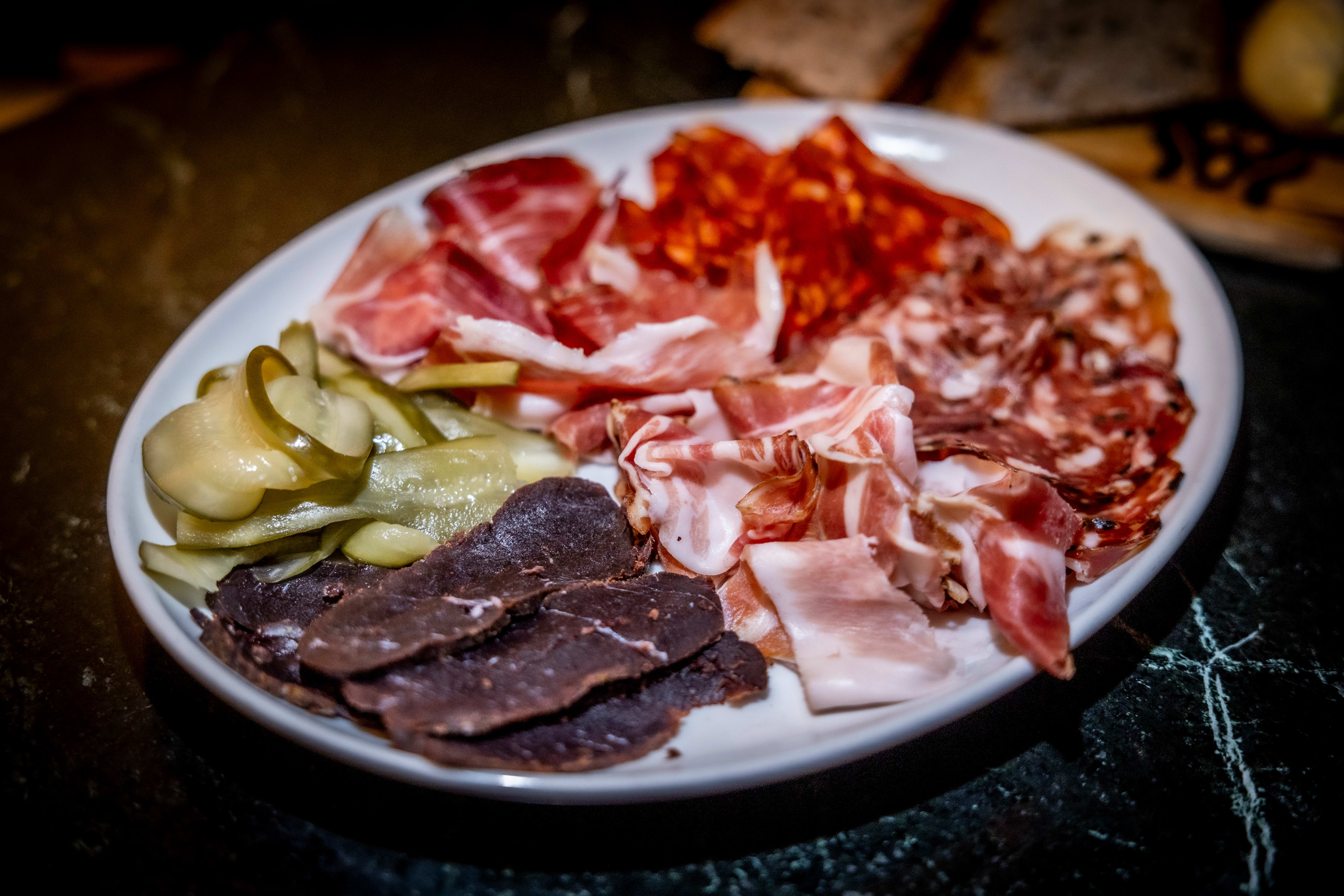 En variert speketallerken med deilige skiver fra blant annet Indre Oslo matforedling.