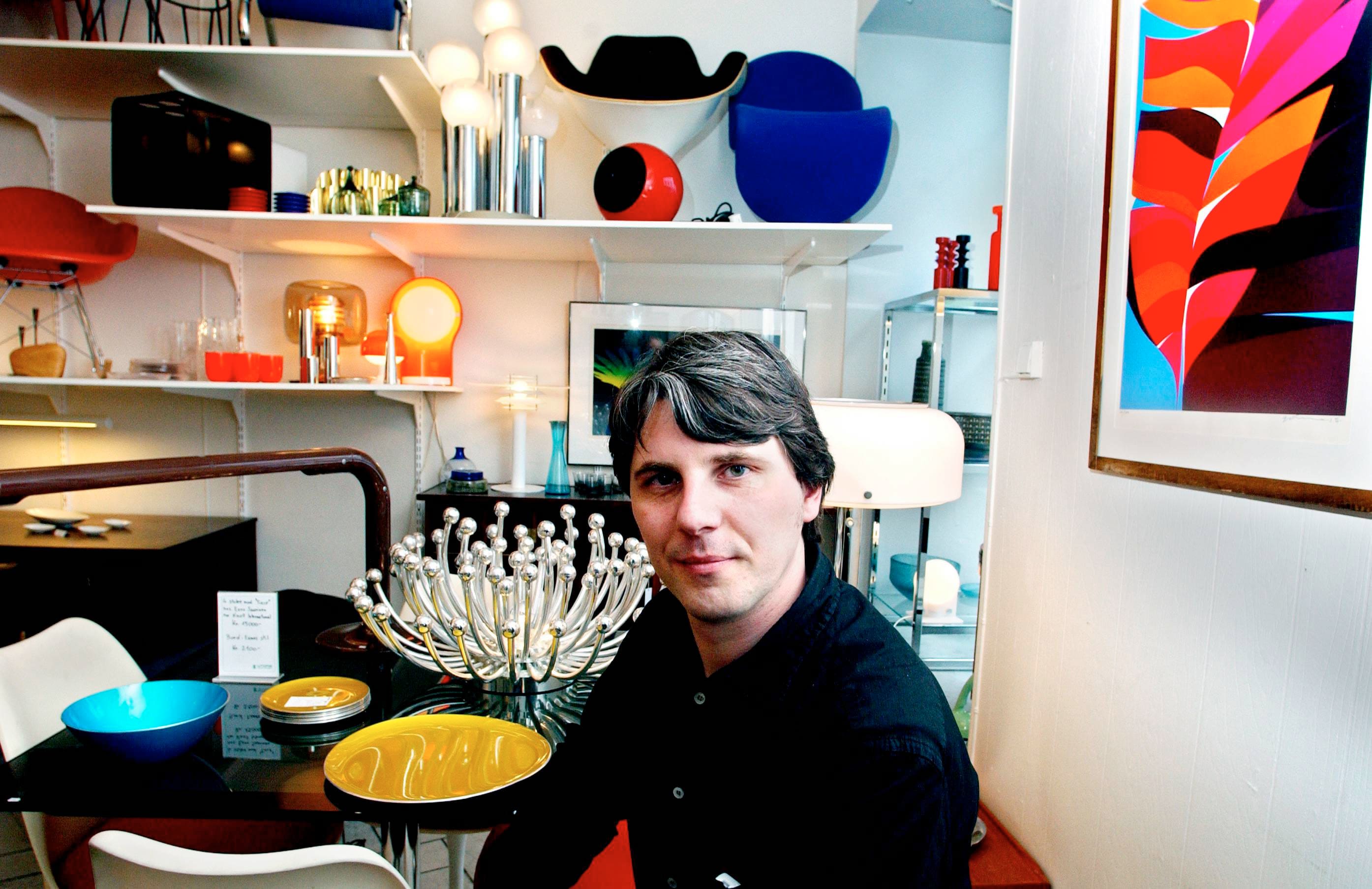 Ellen Ørnes beskriver Utopia Retro Modern som et sted med designskatter av høy kvalitet. Avbildet er eieren Fabio Carlresi i 2004. 