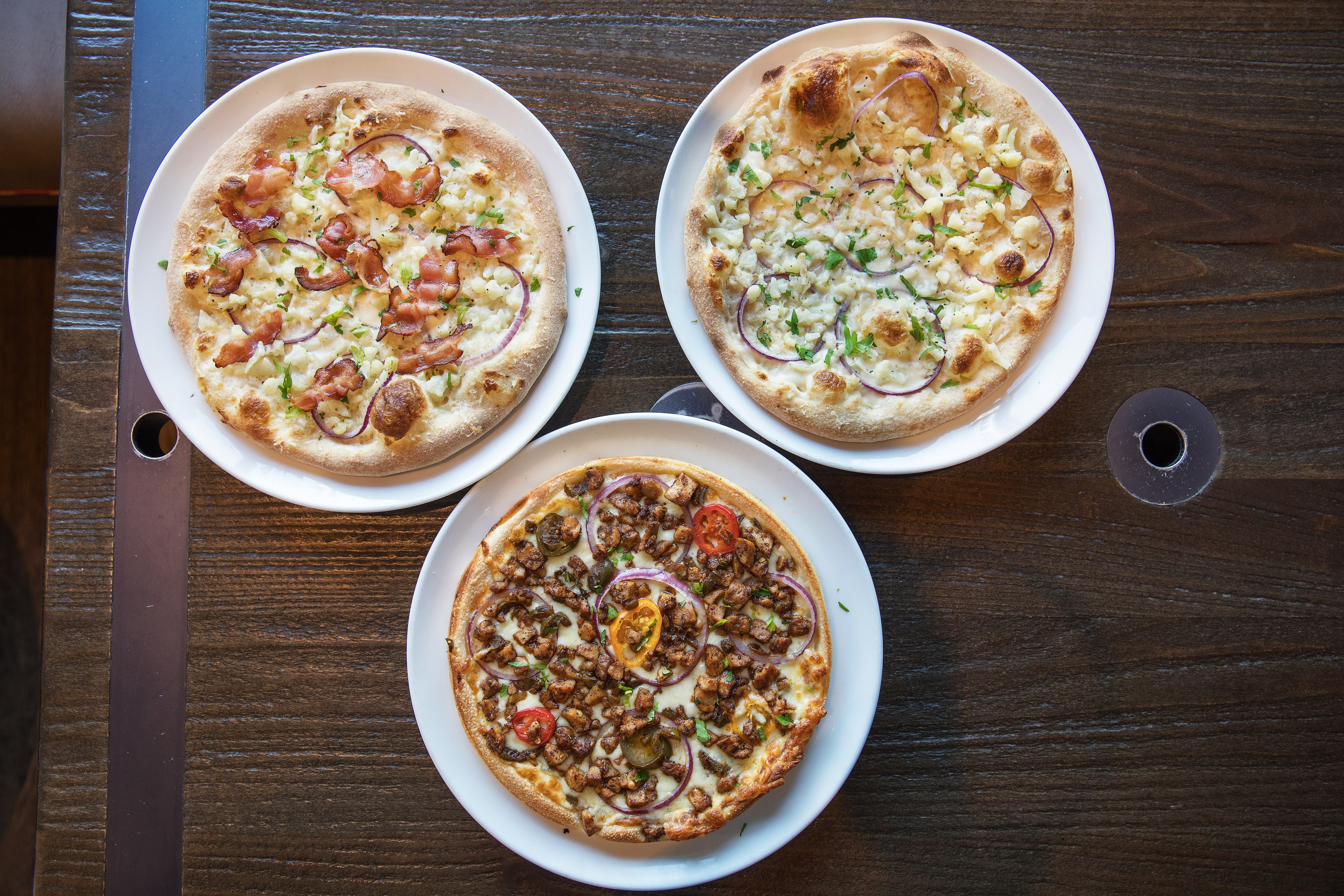 Du kan velge mellom liten pizza for en person, eller stor, som passer til to-tre stykker.