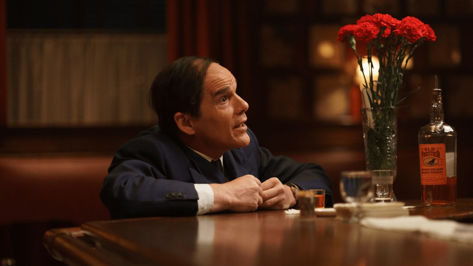 Hawke er ikke noe opplagt valg til rollen, men gjør den til sin.