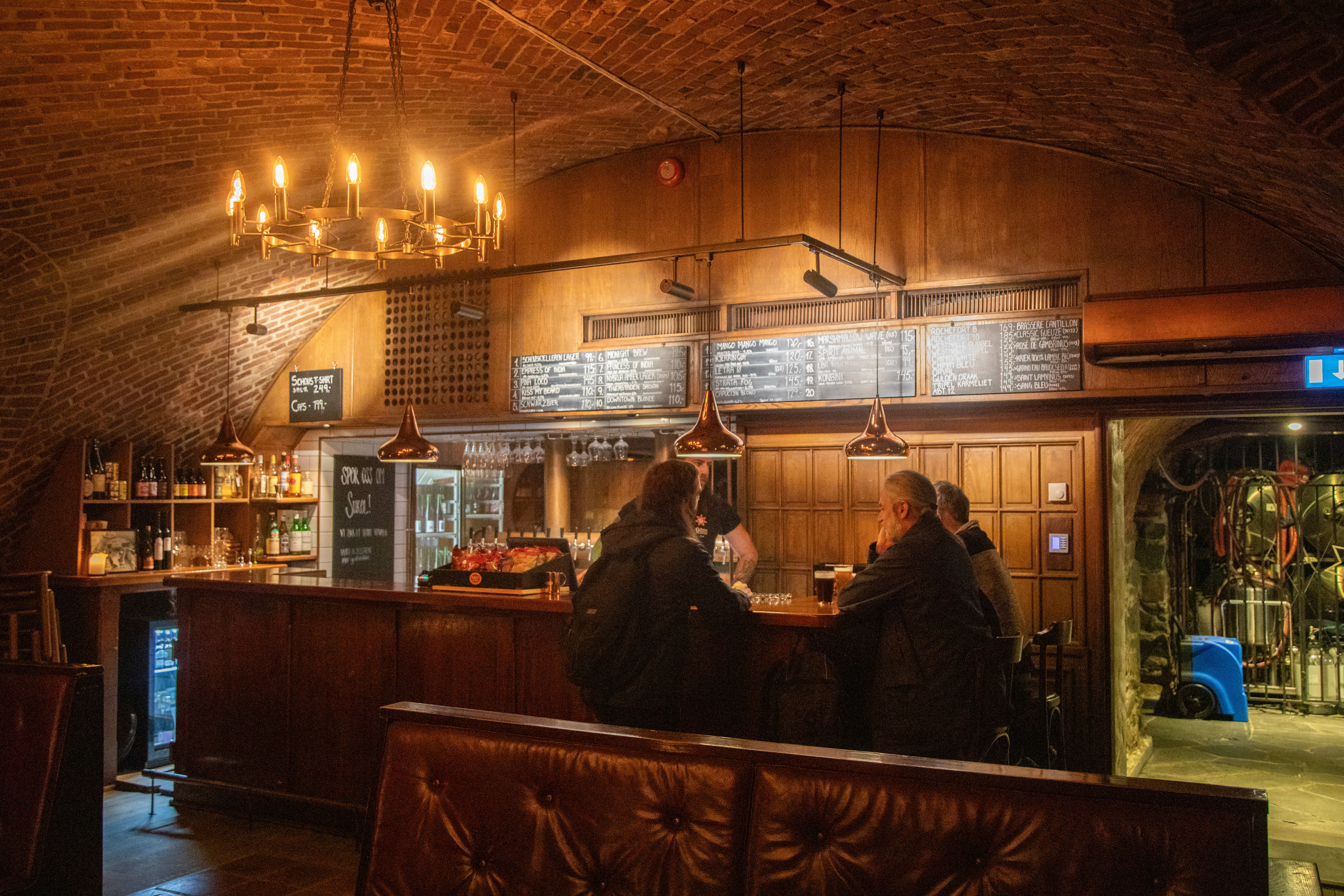 Endelig kan man krype inn på byens mørke barer.