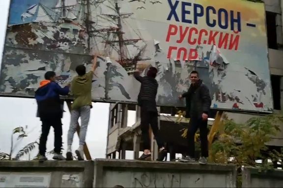Khersons unge river ned propagandaen etter Putins nederlag. Hva skjer i krigen videre?
