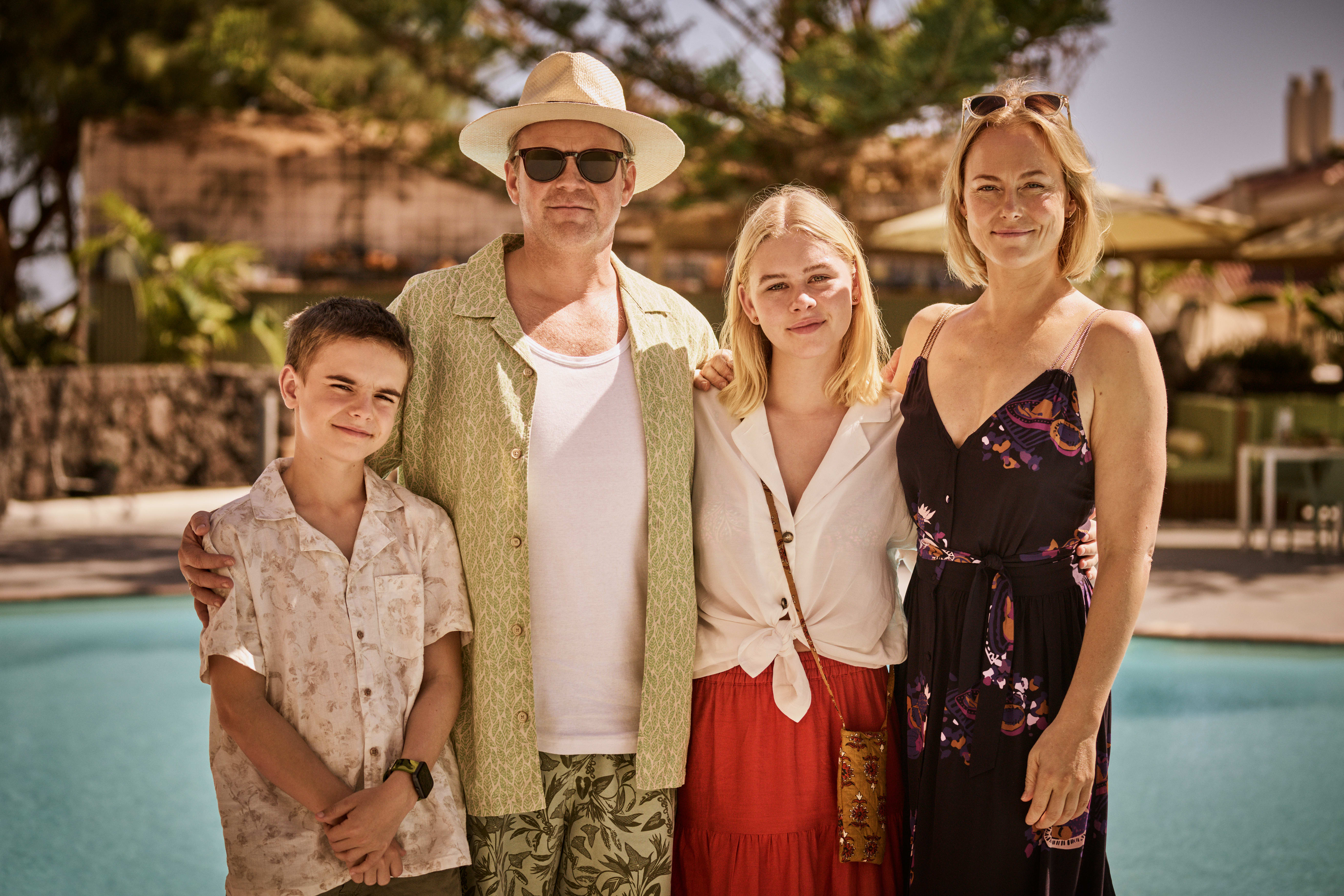Fredrik og Jennifer har med seg barna Tobias og Marie på julefeiring på La Palma. Deres familiefeide er et fint underlag for katastrofen som binder dem sammen. Bernard Storm Lager, Anders Baasmo, Alma Günther og Ingrid Bolsø Berdal spiller familien.