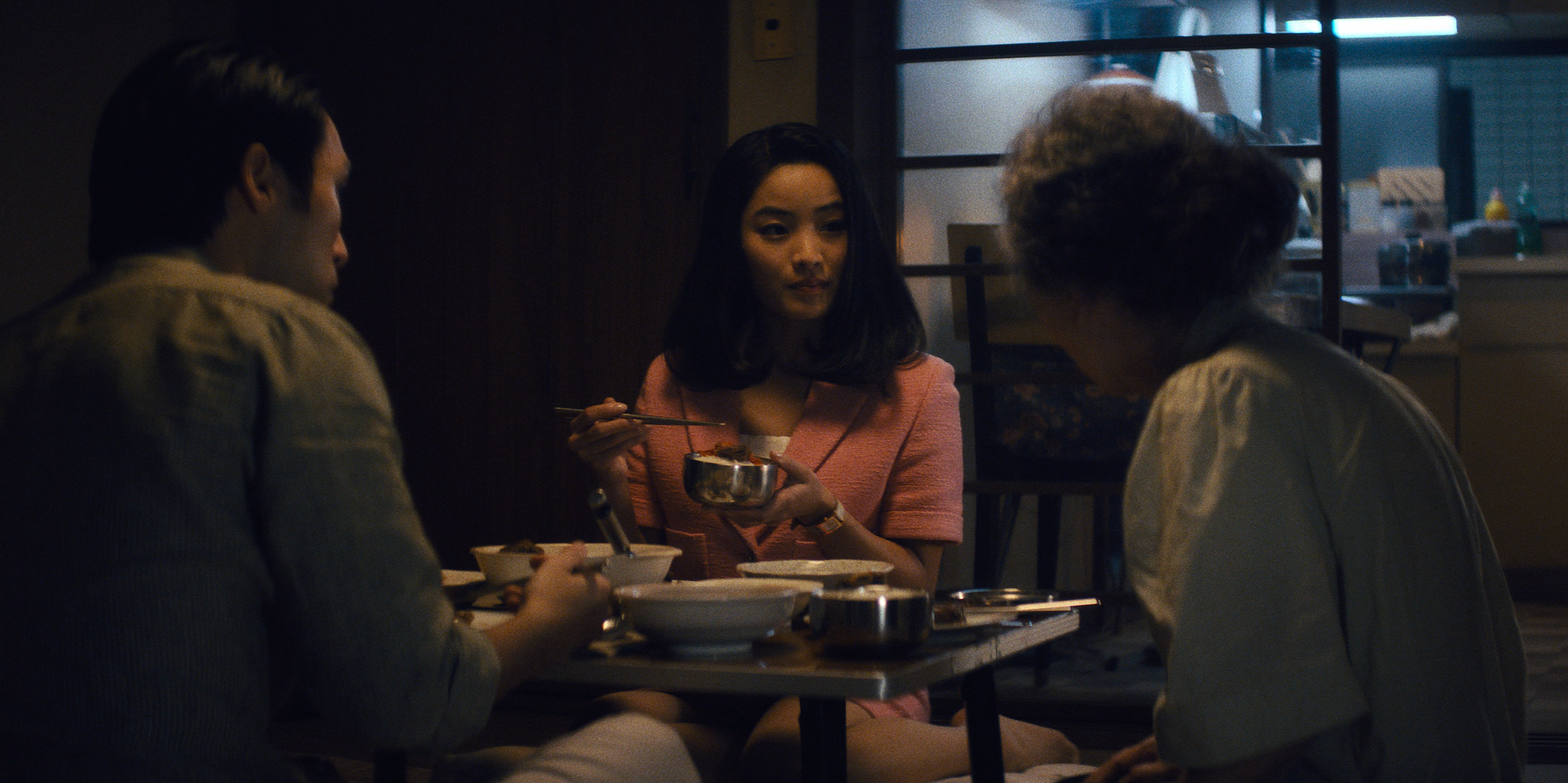 Den aldrende Sunja (til høyre) fyller en av tidslinjene i «Pachinko». Her i middag med barnebarnet Solomon og mystiske, japanske Naomi. 