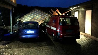  Uværet herjer på Vestlandet: Tak blåste bort -landet på biler i nærheten. 