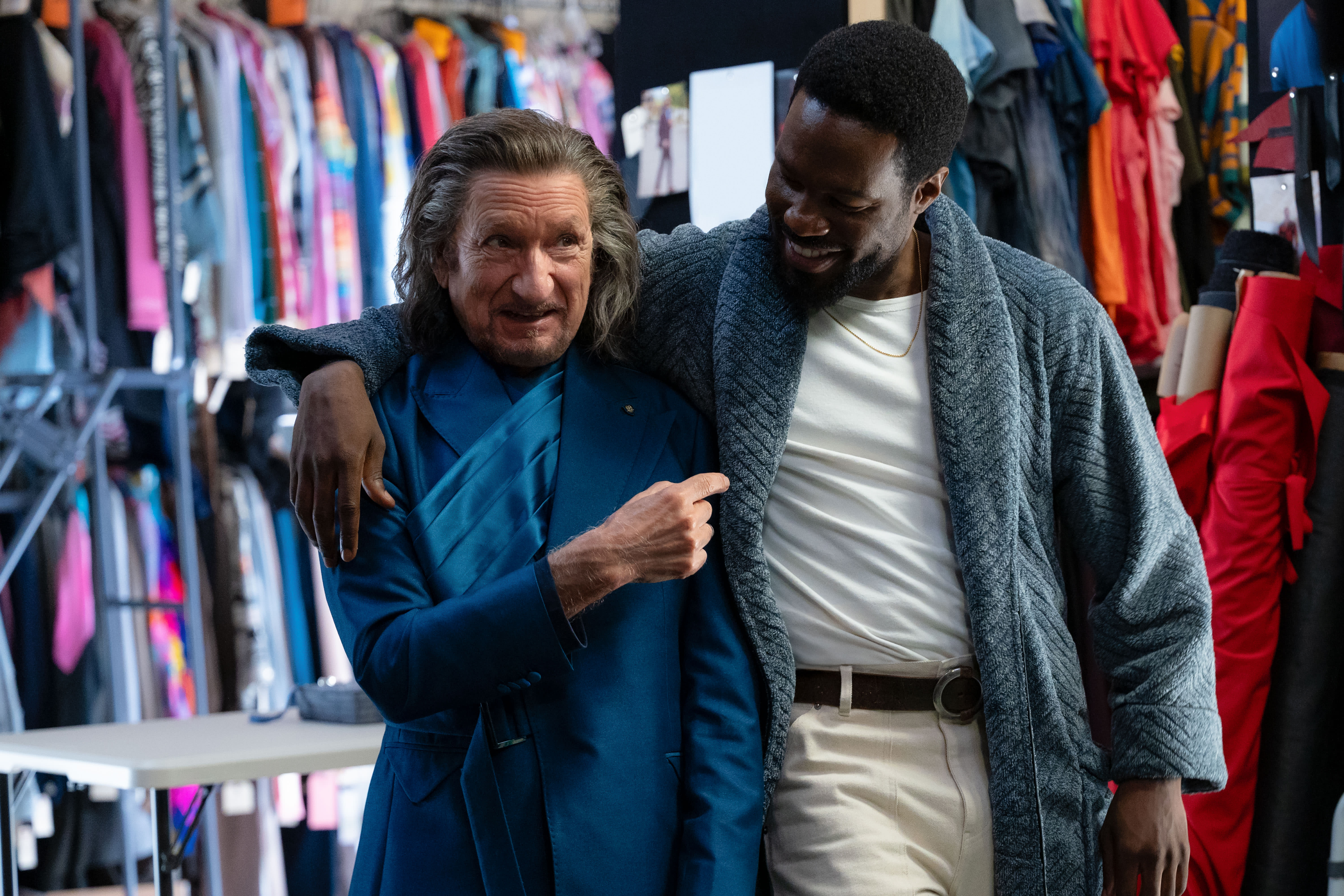 Ben Kingsley og Yahya Abdul-Mateen II bobler over av hyggelig energi i «Wonder Man».