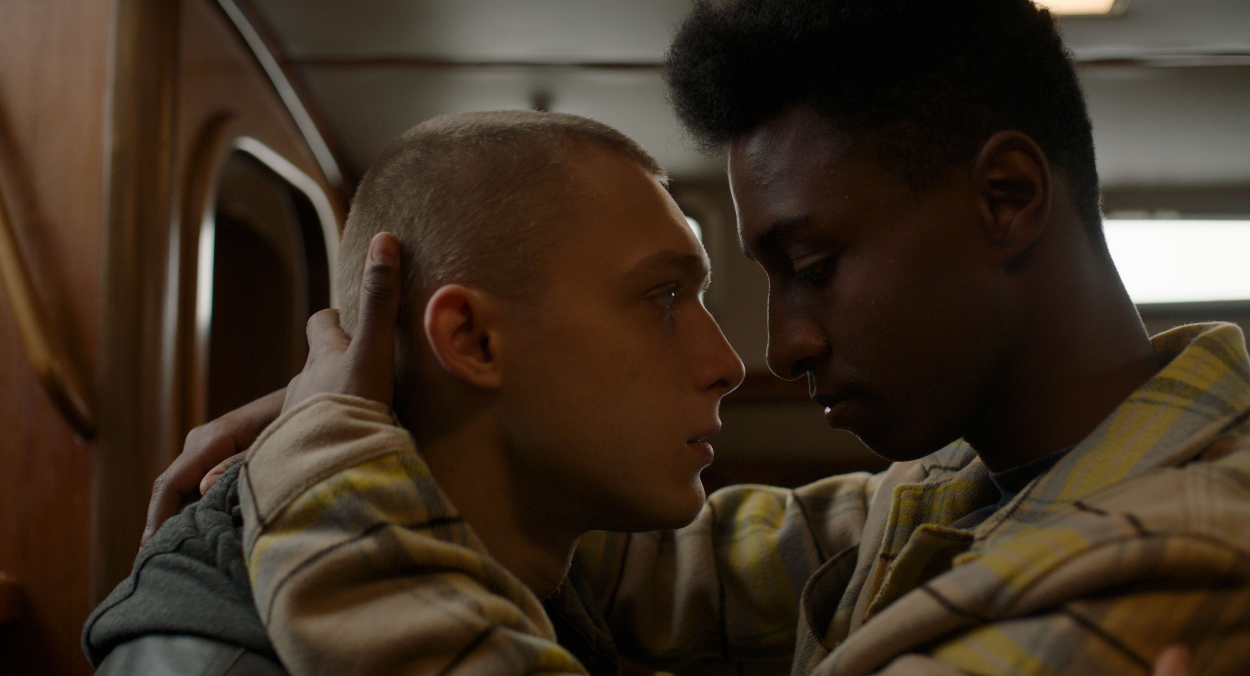 Ivar (Karl Bekele Steinland) lokker Robert (Hubert Milkowski) ut av skapet.