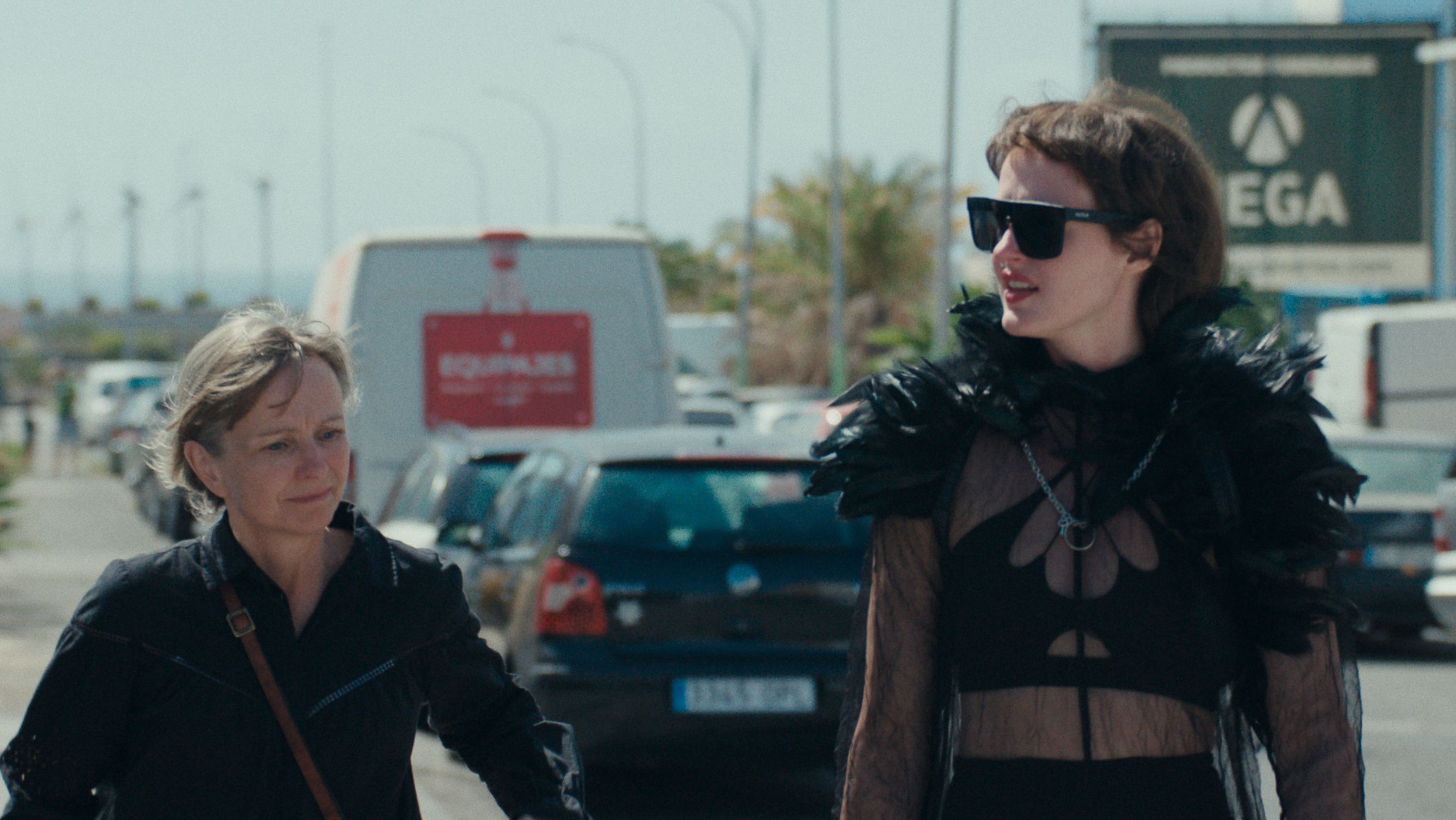 Førskolelæreren Diana (Helene Bjørneby) og eksmodellen Lily (Renate Reinsve) er halvsøstre som vokste opp på Gran Canaria.