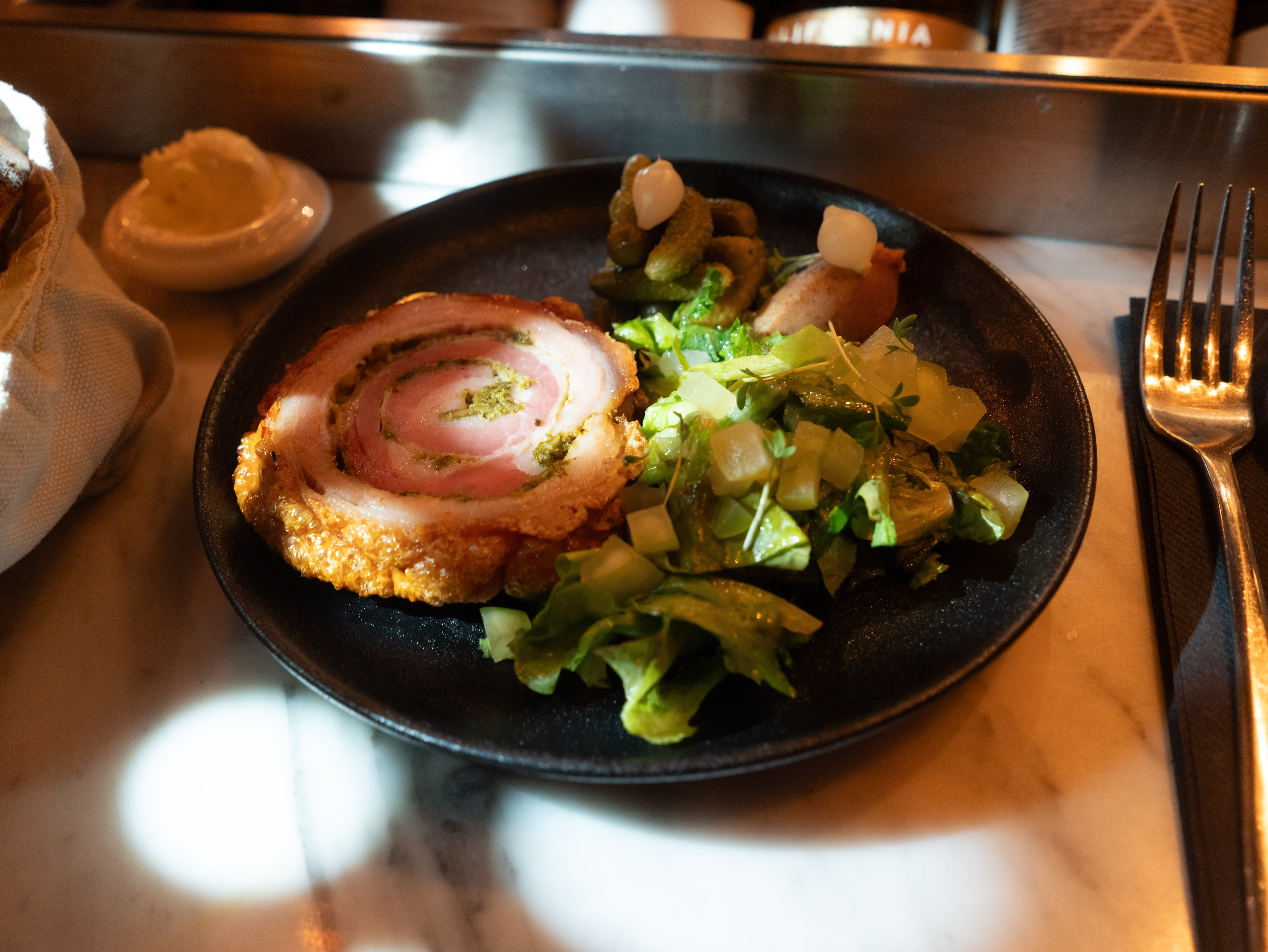 Porchetta med daddel- og sennepssyltetøy.