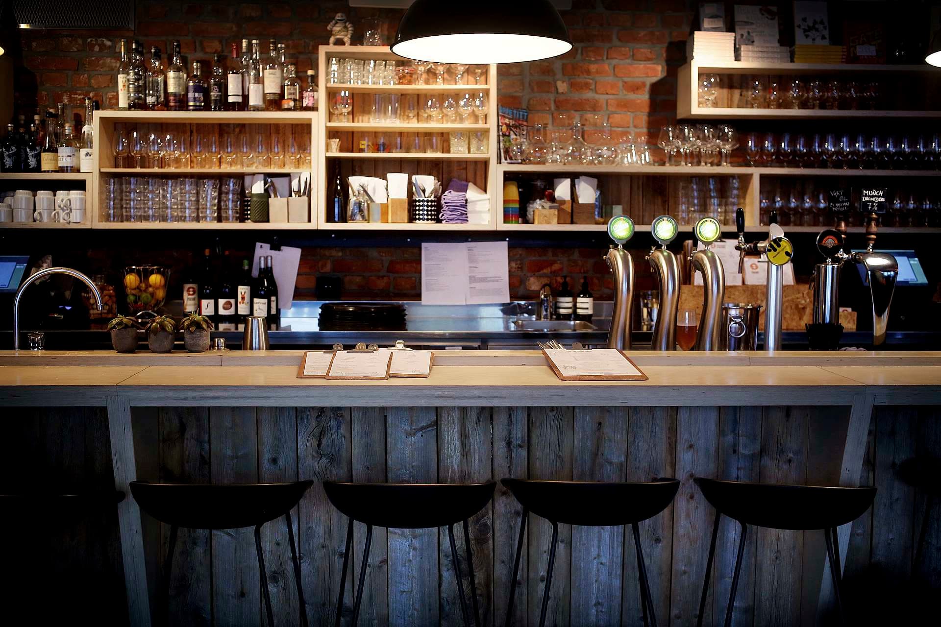 Tett på kjøkken og bar hos Smalhans.