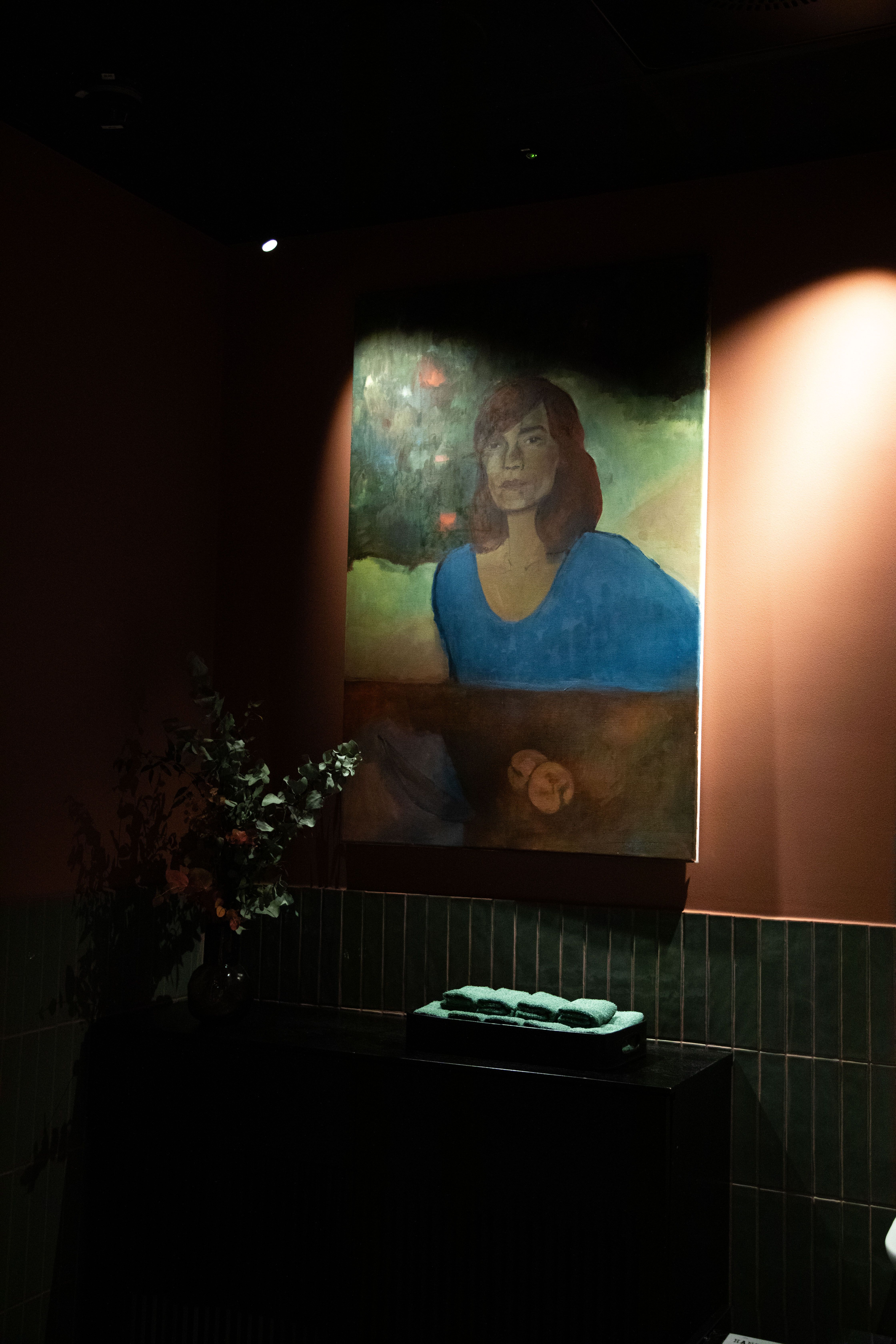 Var det ikke noe kjent med henne? Jo da, et portrett av Anne Maurseth møter deg på en av de to doene til Anam Cara.