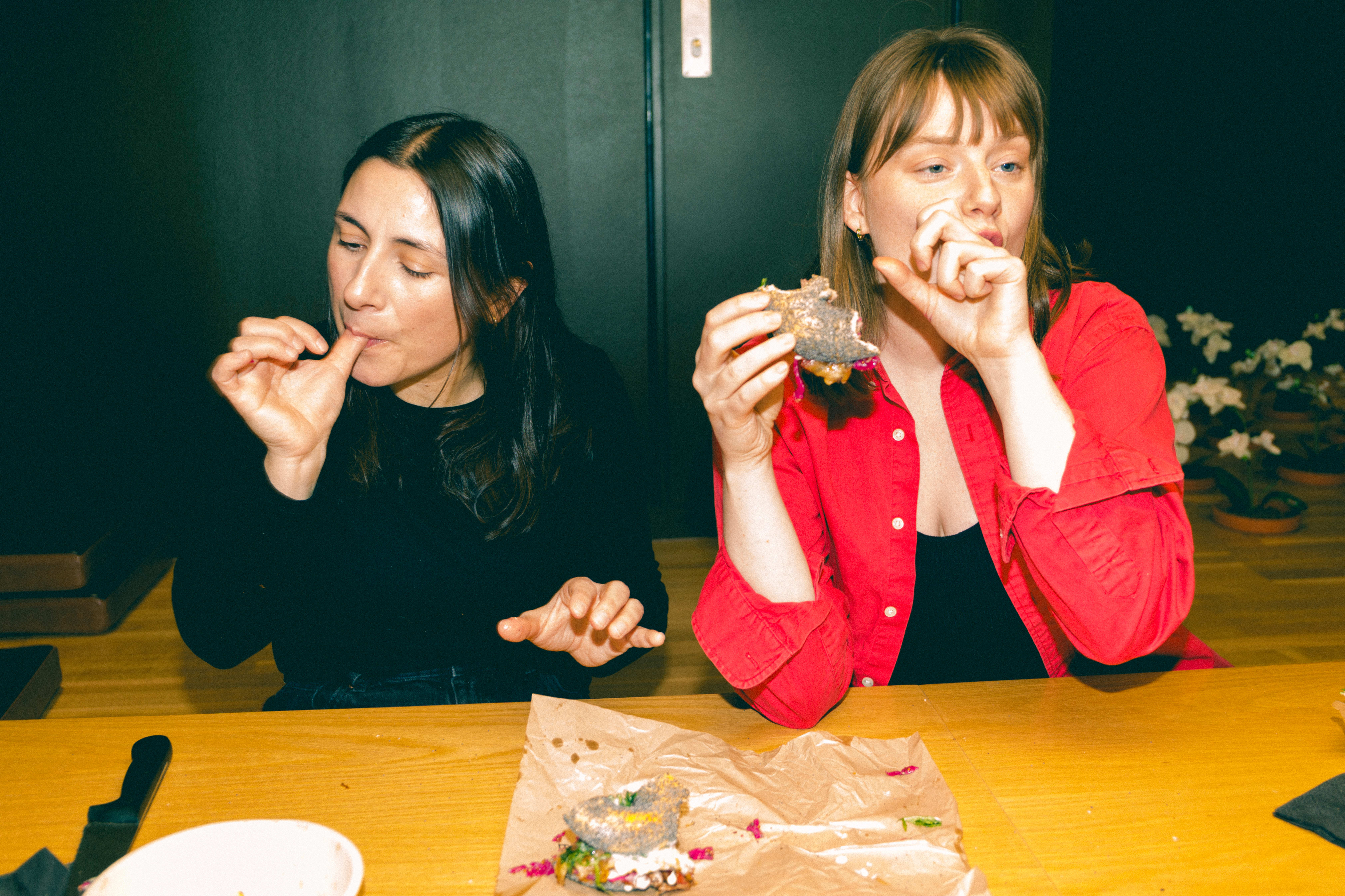 Vinks restaurantanmeldere Siran Øzalp Yildirim og Sigrid Gausen har vurdert bagelene.