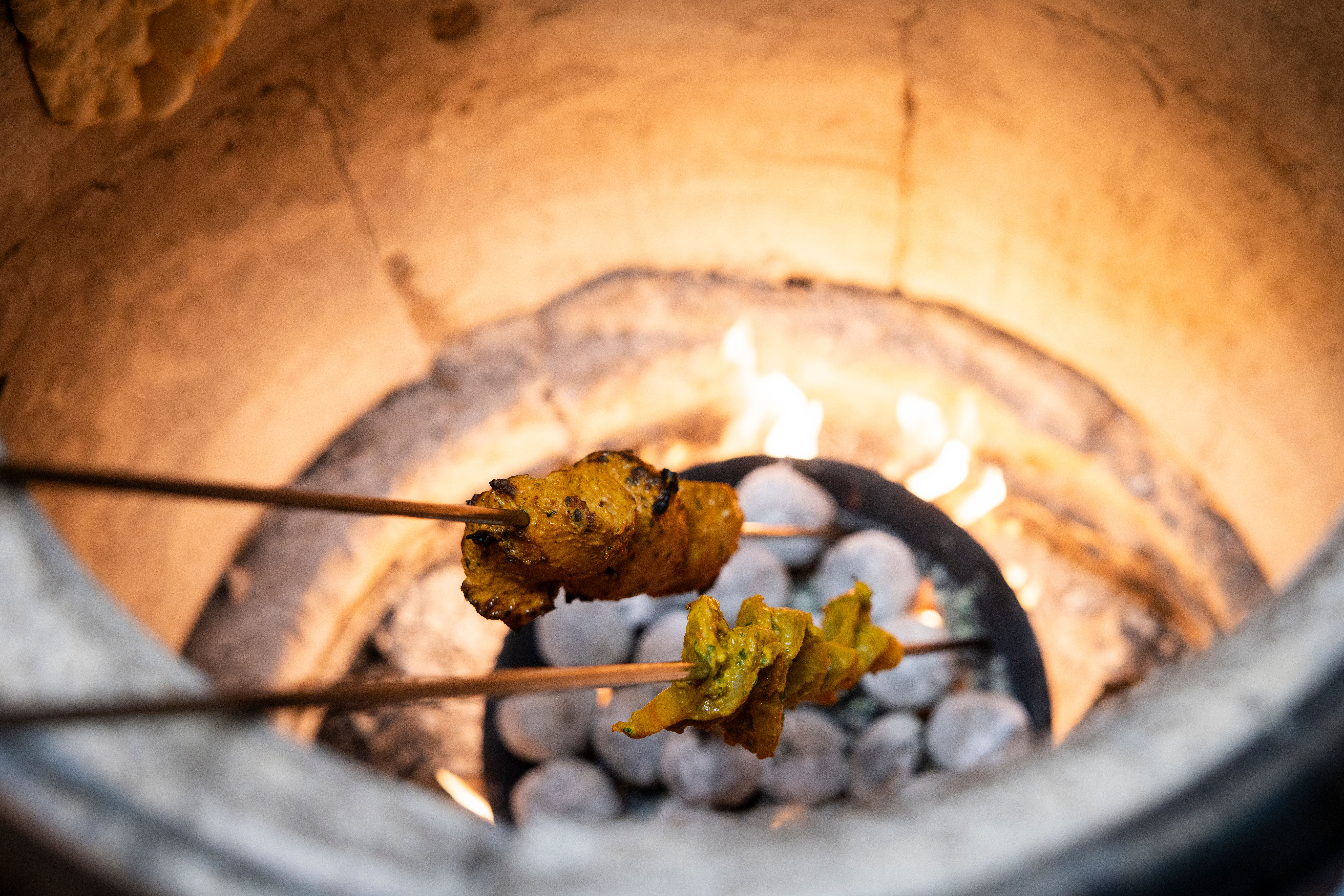 Med den tradisjonelle indiske leirovnen tandoor får New Delhi knallbra røyksmak på kjøttet sitt.